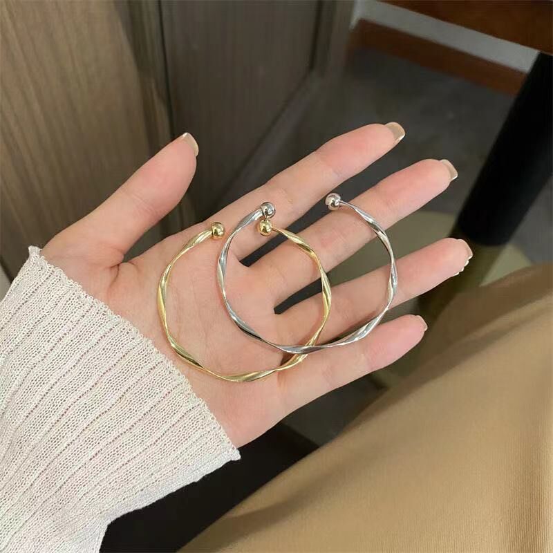 Vòng tay xoắn dạng hở