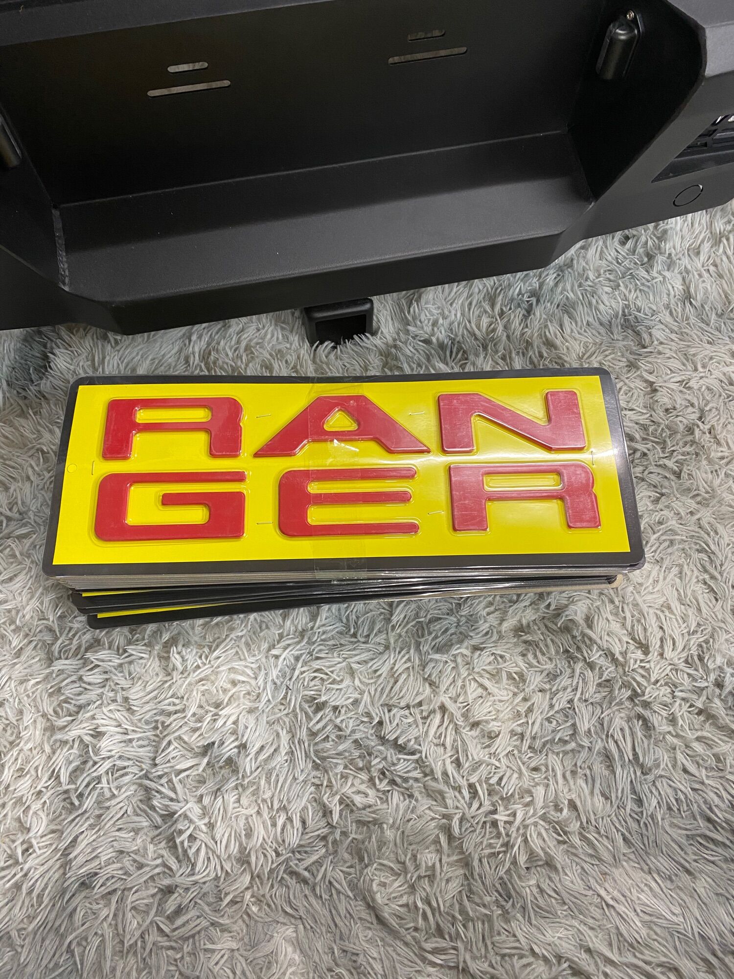 Chữ Ranger dán bửng ford ranger 2023.