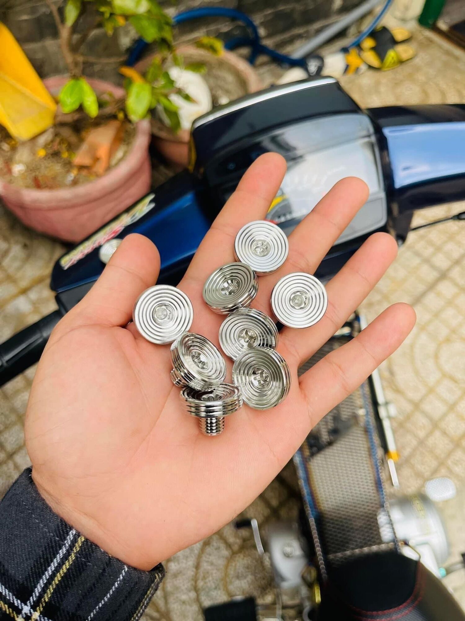 Ốc Chân Kính Inox Salaya đầu thái < MẪU MỚI >