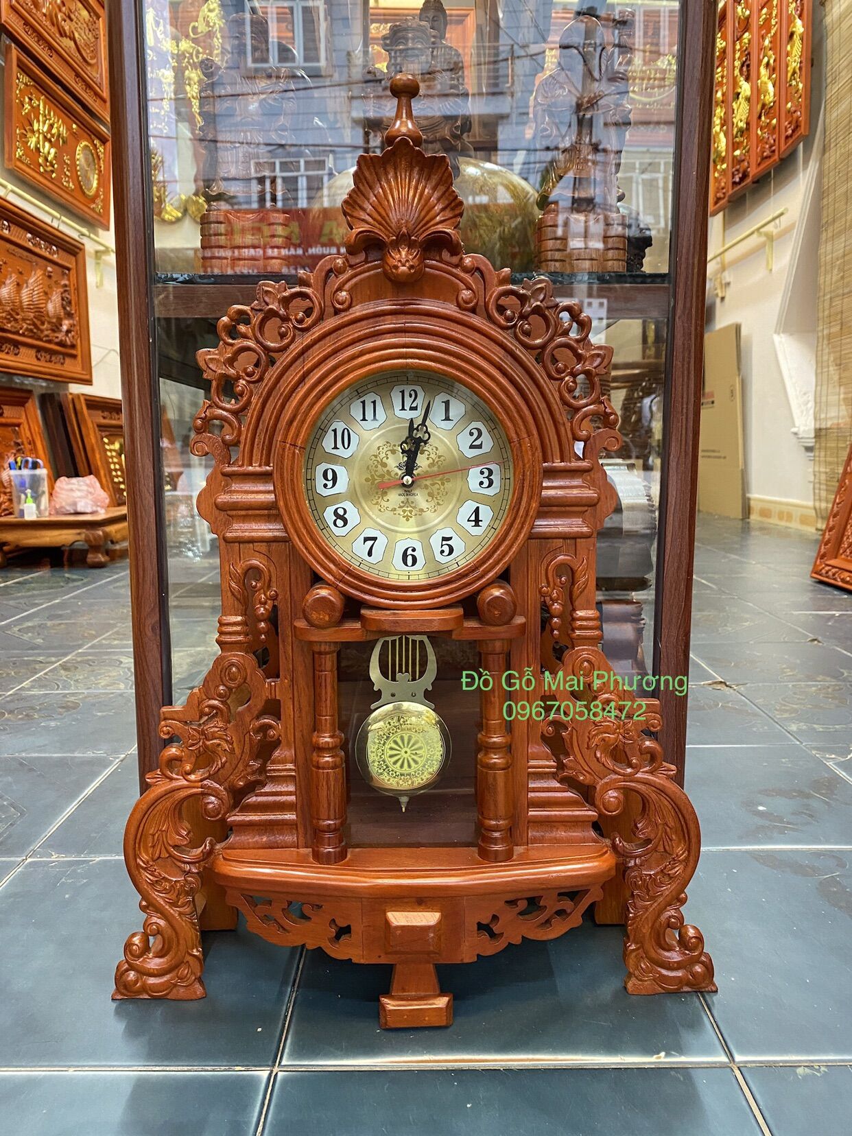 Đồng hồ để bàn gỗ hương chạy pin tiểu kích thước 45.15.67cm