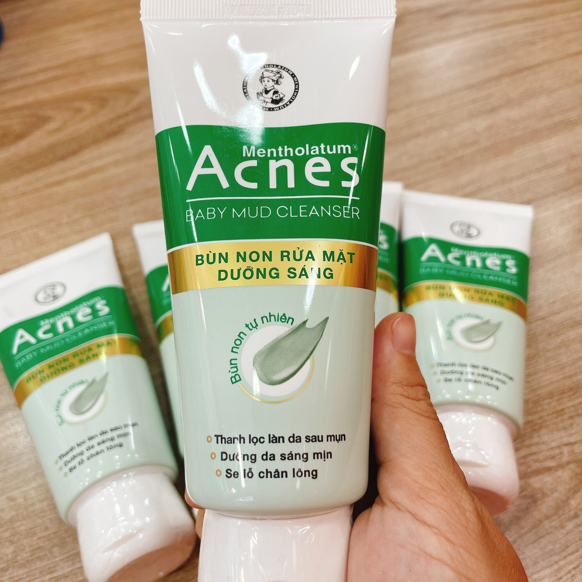 Sữa rửa mặt Acnes bùn non dưỡng sáng da 100g