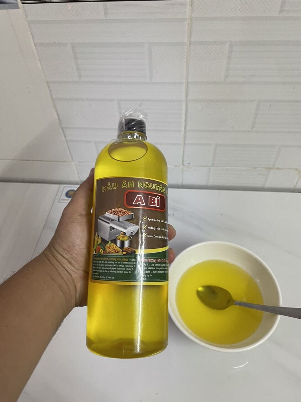 Dầu lạc nguyên chất được ép tại nhà A Bí