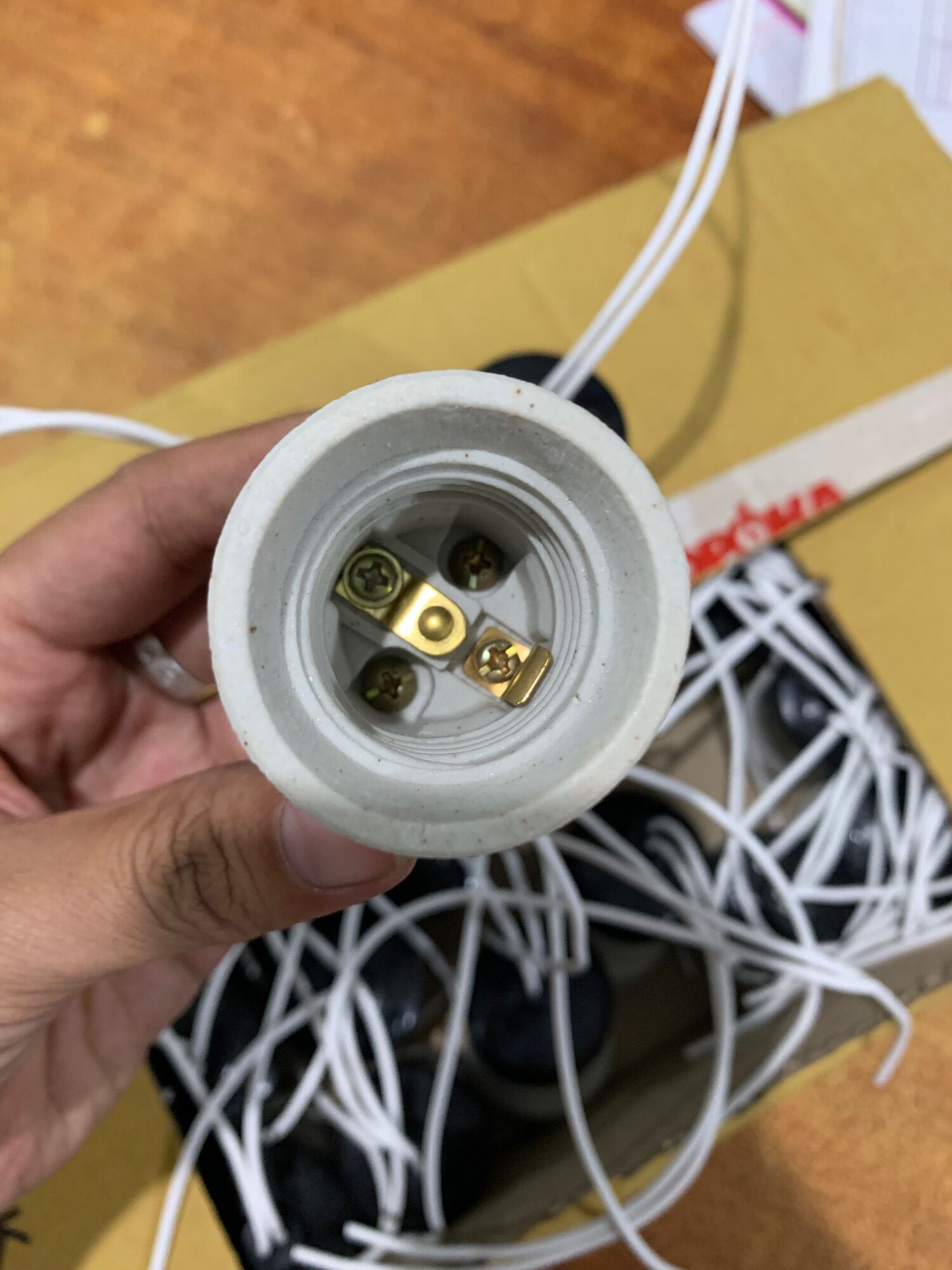 Đui đèn sứ chịu tải 200w Sopoka