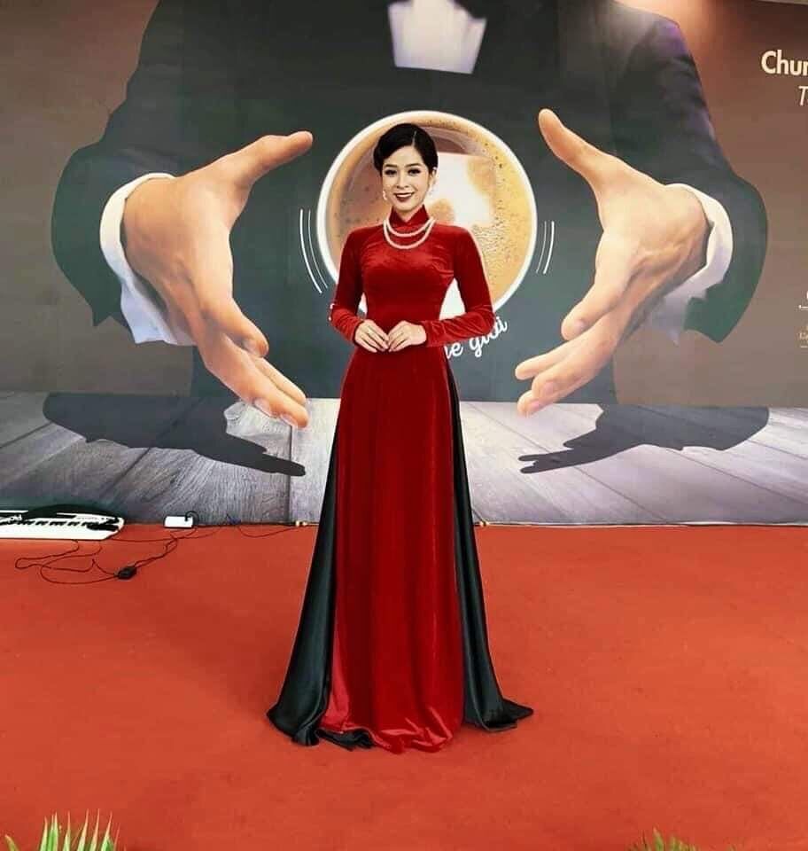 Áo dài nhung cao cấp may sẵn , kèm chân váy hoặc quần.