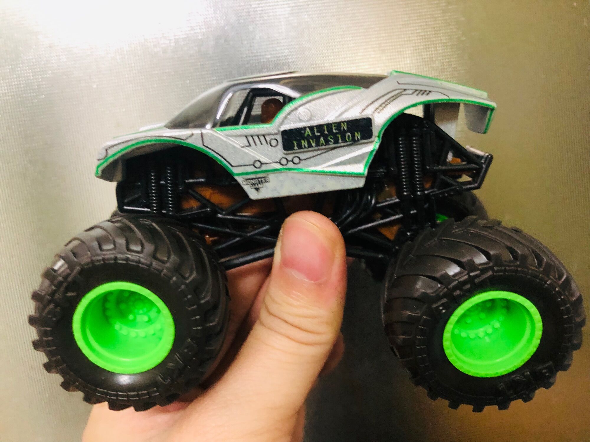 Bộ các xe Monster Jam đổi màu lạnh dạng vảy mới về