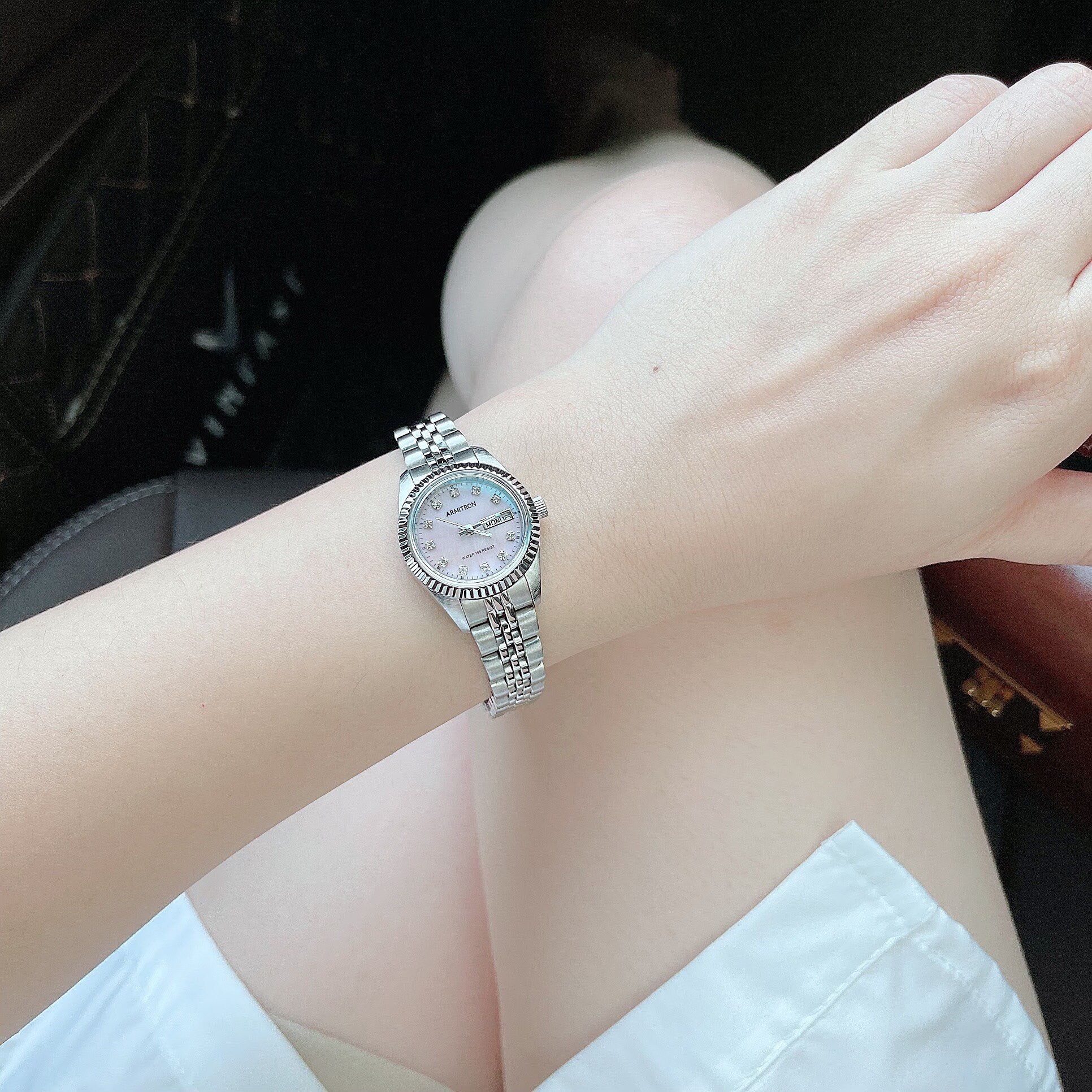 Đồng hồ nữ Armitron dây kim loại, size 25mm
