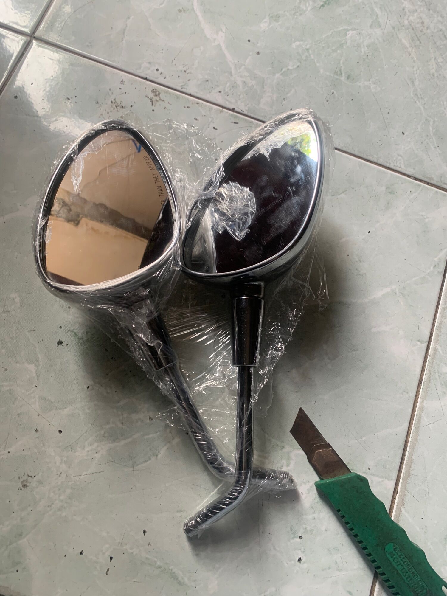 Kính zin bên phải vespa giá 1 cái