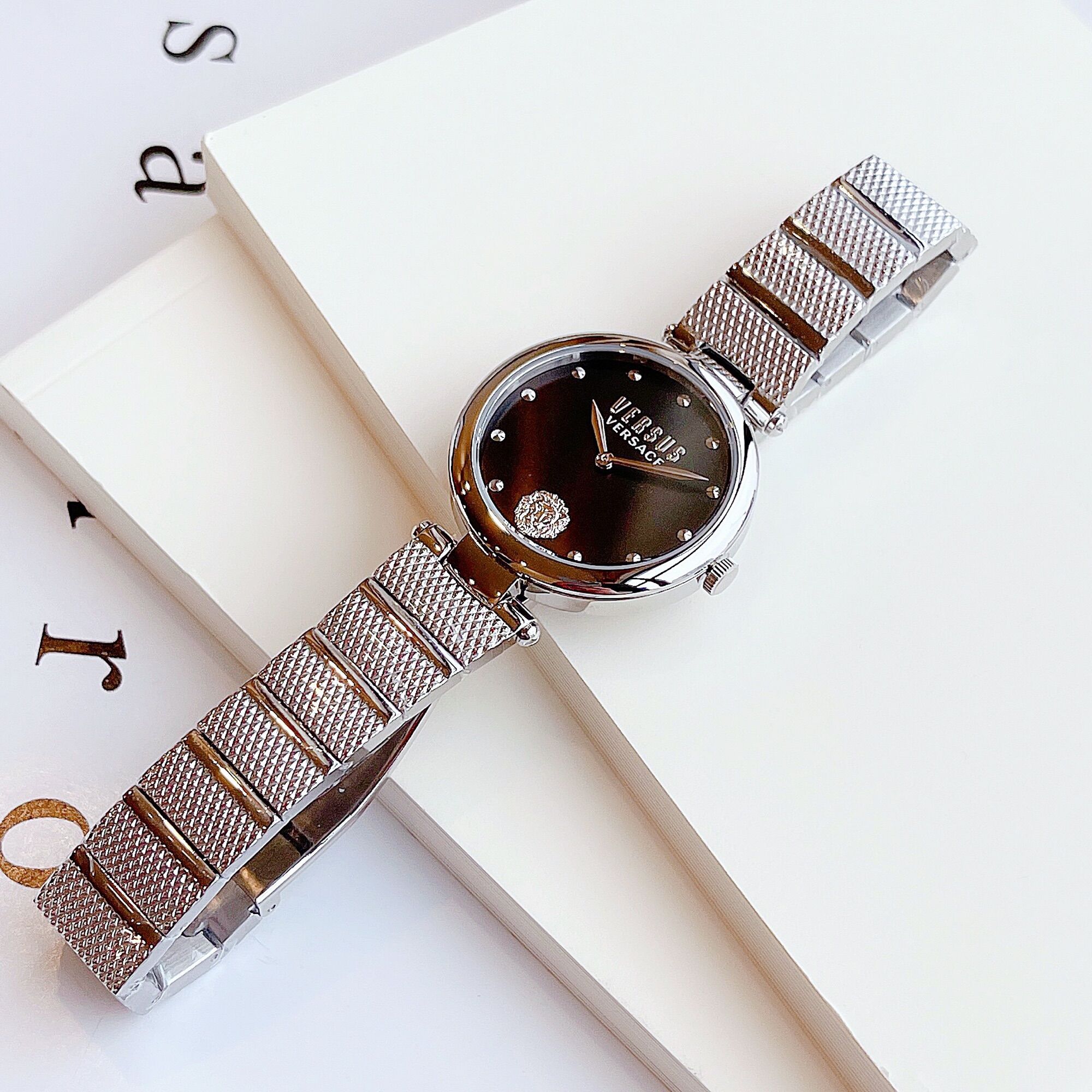 Đồng hồ nữ Versus dây kim loại, size 34mm