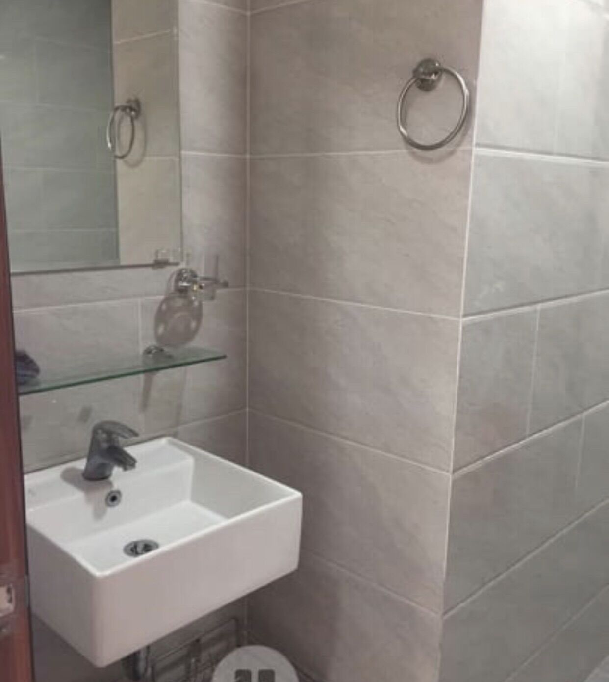 Lavabo TREO TƯỜNG hình vuông ( có bát treo, k kèm vòi , xả)