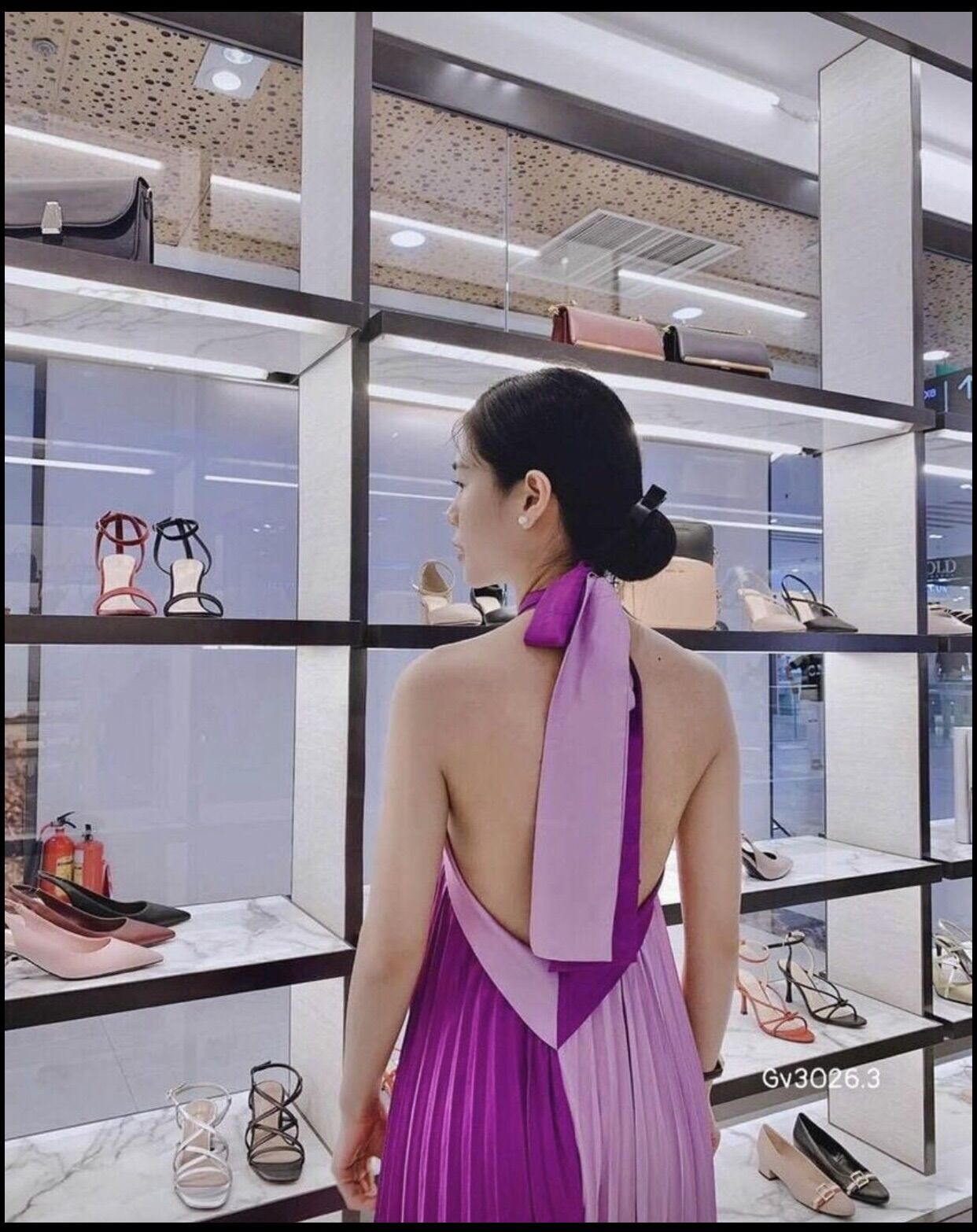 Đầm maxi dập ly cổ yếm phối màu hở lưng ,freesize