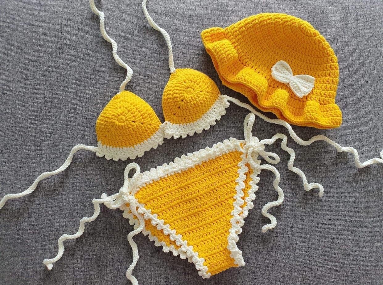 Bikini len kèm mũ cho bé diện hè