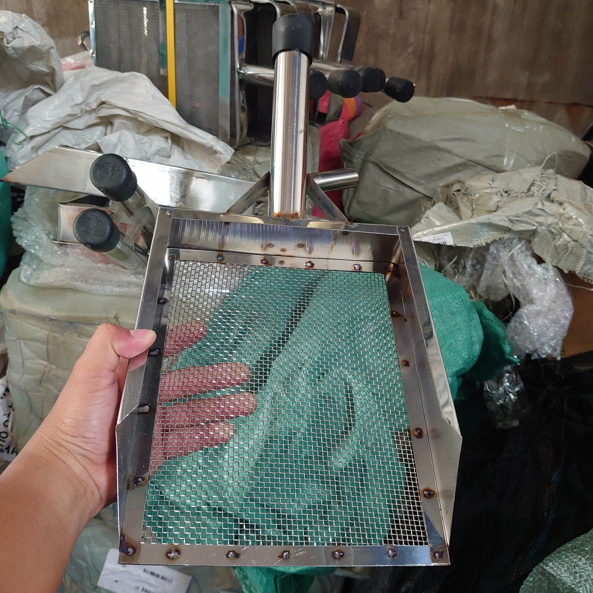 Sàng phân, sàng cát inox 20×25cm sàn phân gà v.v