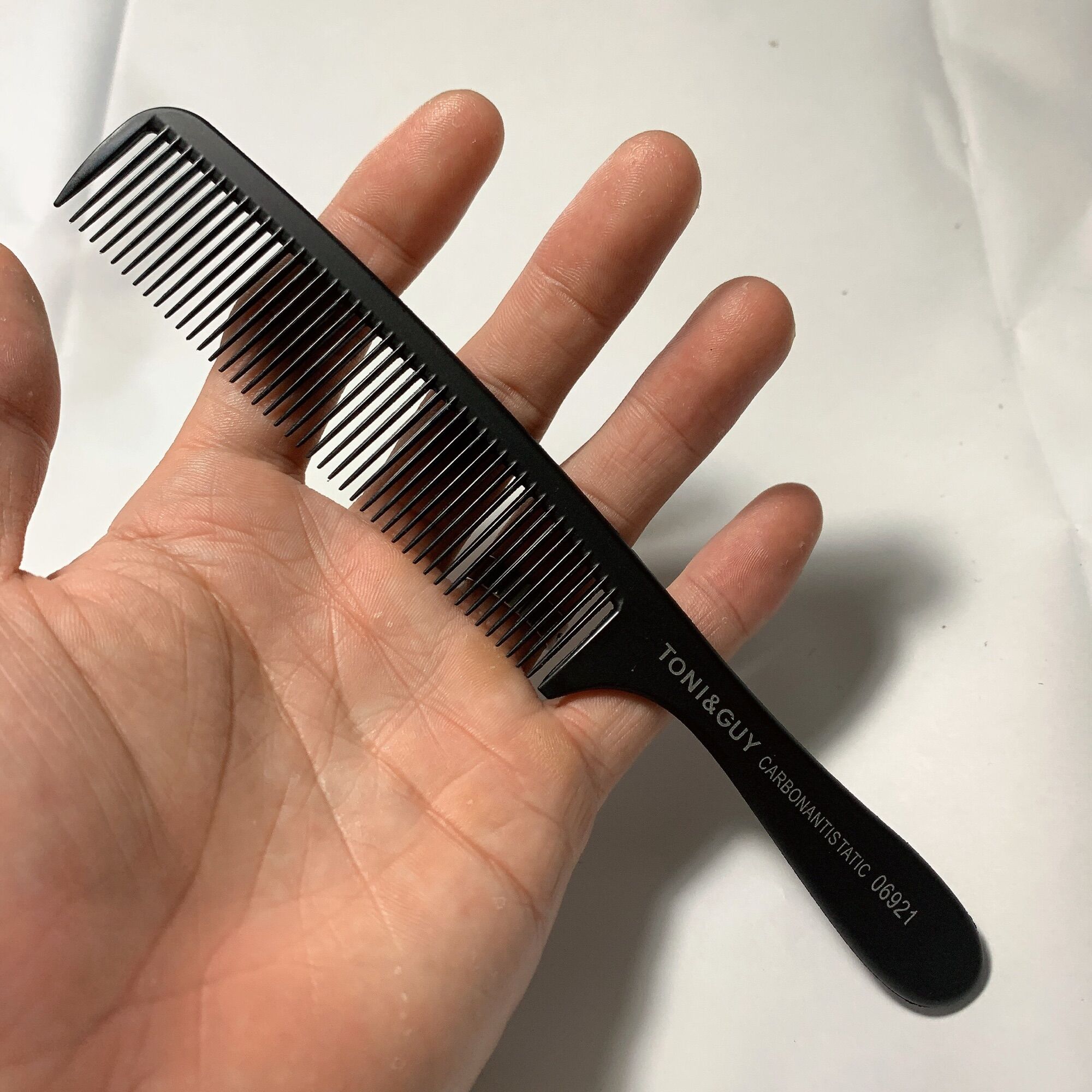 Lược cắt tóc nhựa carbon Toni Guy 06921 - HS06921