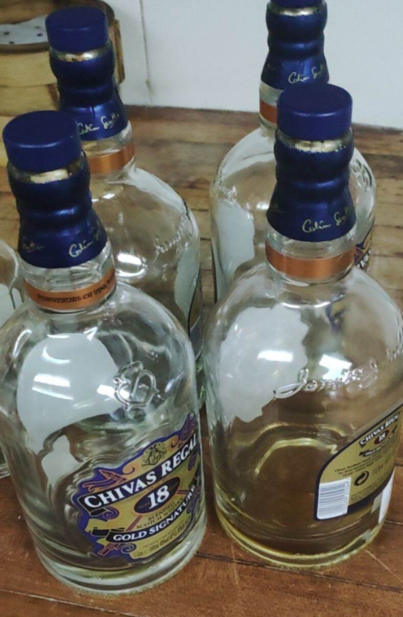 Vỏ chai Chivas 18 dùng để trang trí trưng bày