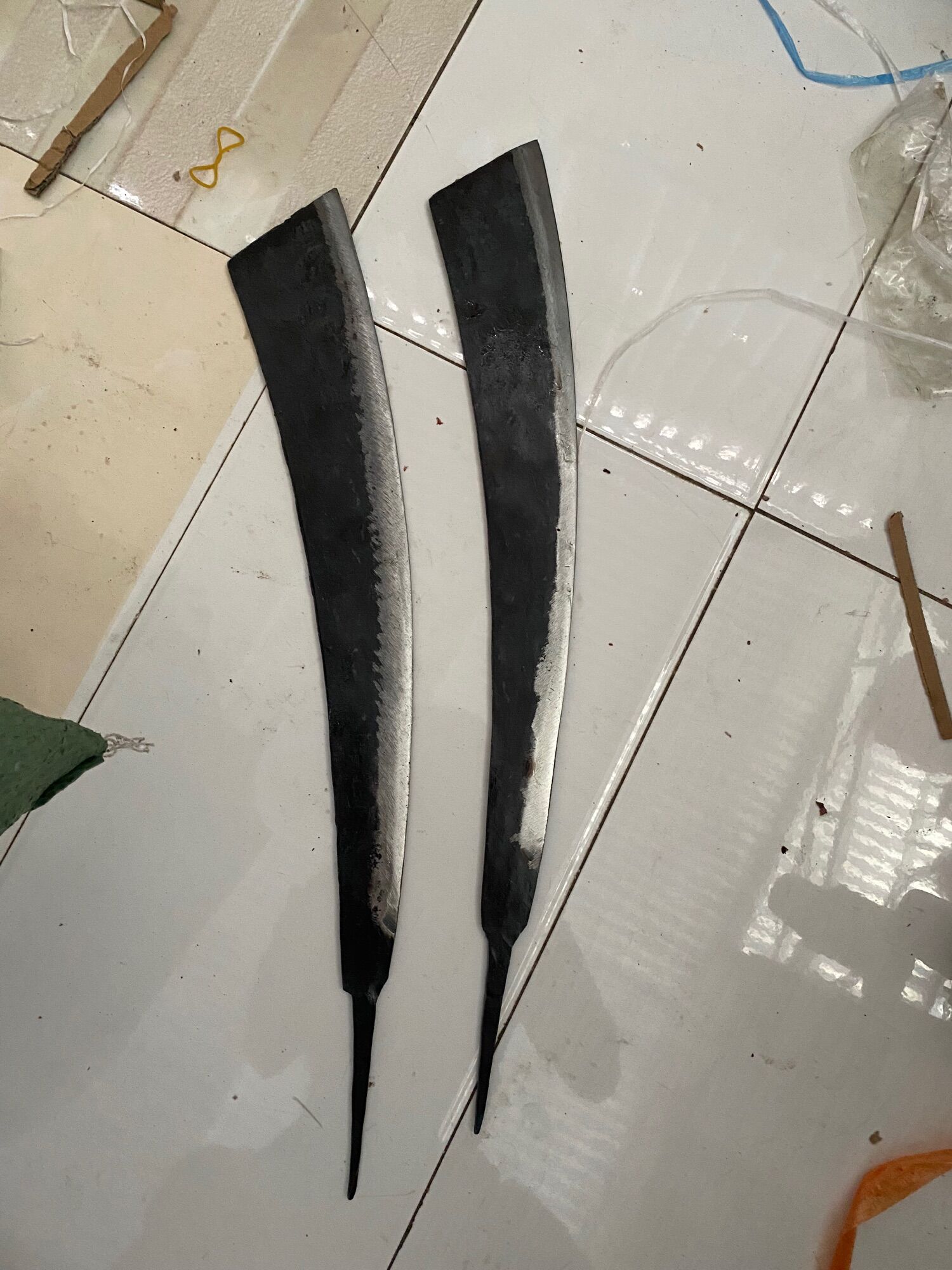 Lưỡi dao mía phát cỏ bờ Được làm bằng thép nhíp xe ôtô dài 60cm