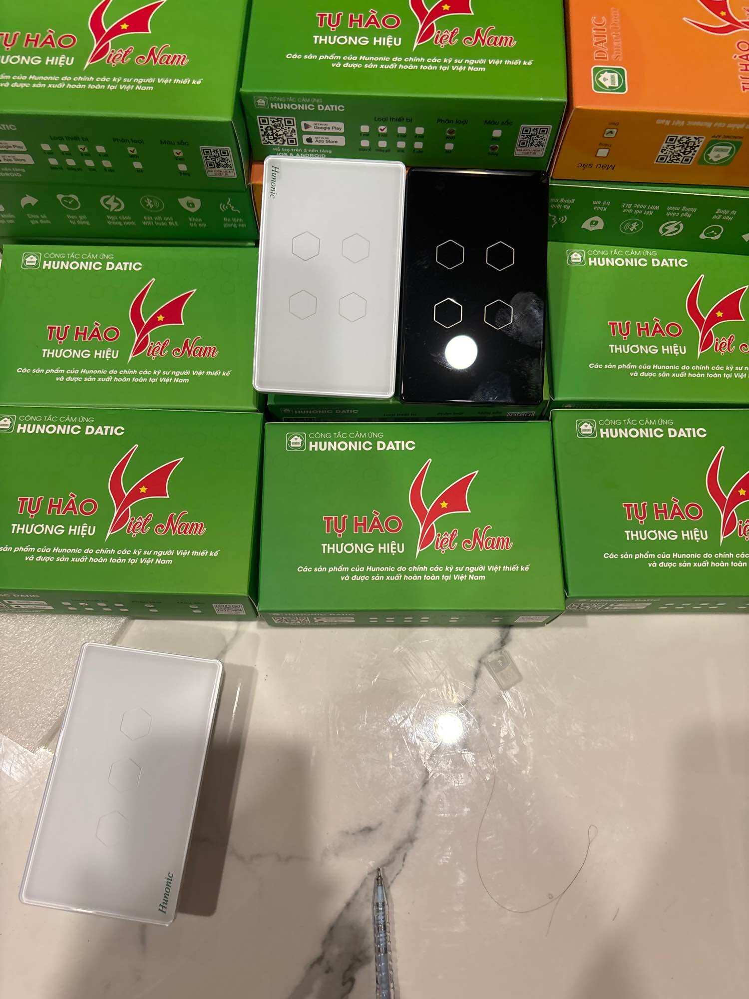 Mặt bốn công tắc thông minh cảm ứng kính cường lực điều khiển từ xa bằng điện thoại