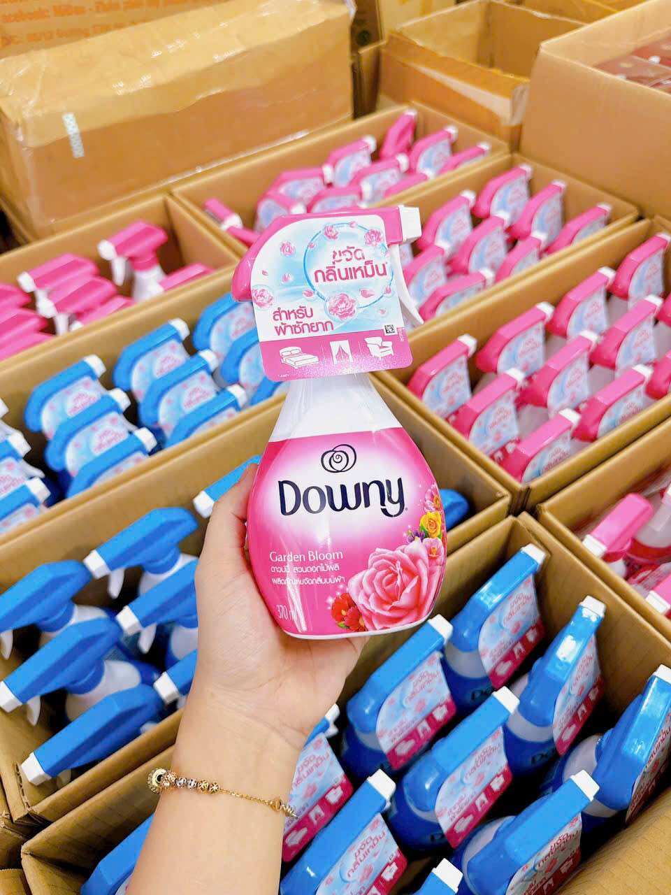 Xịt thơm quần áo Downy Thái Lan 370ML màu hồng