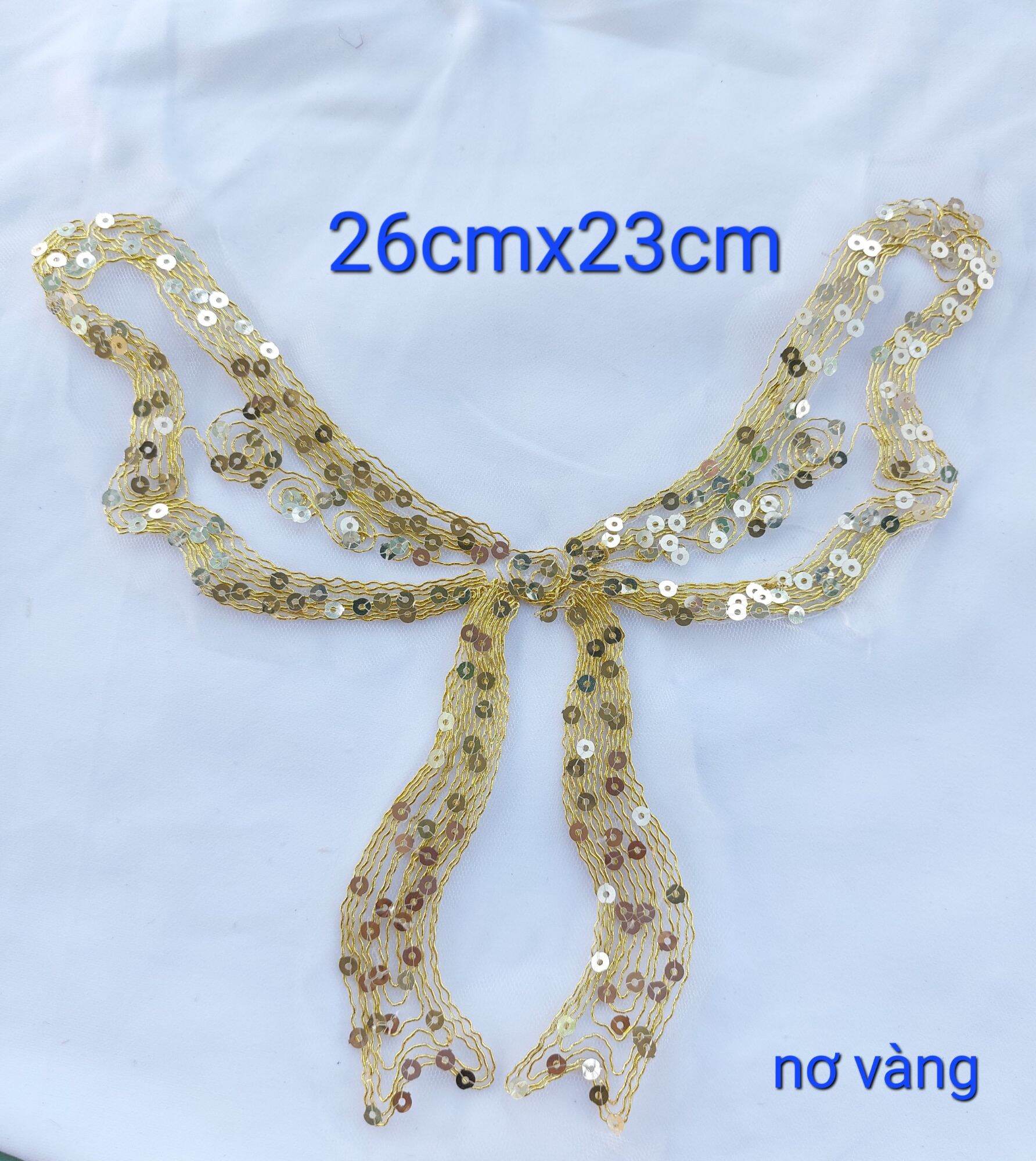 Nơ đính kim sa màu vàng đắp áo