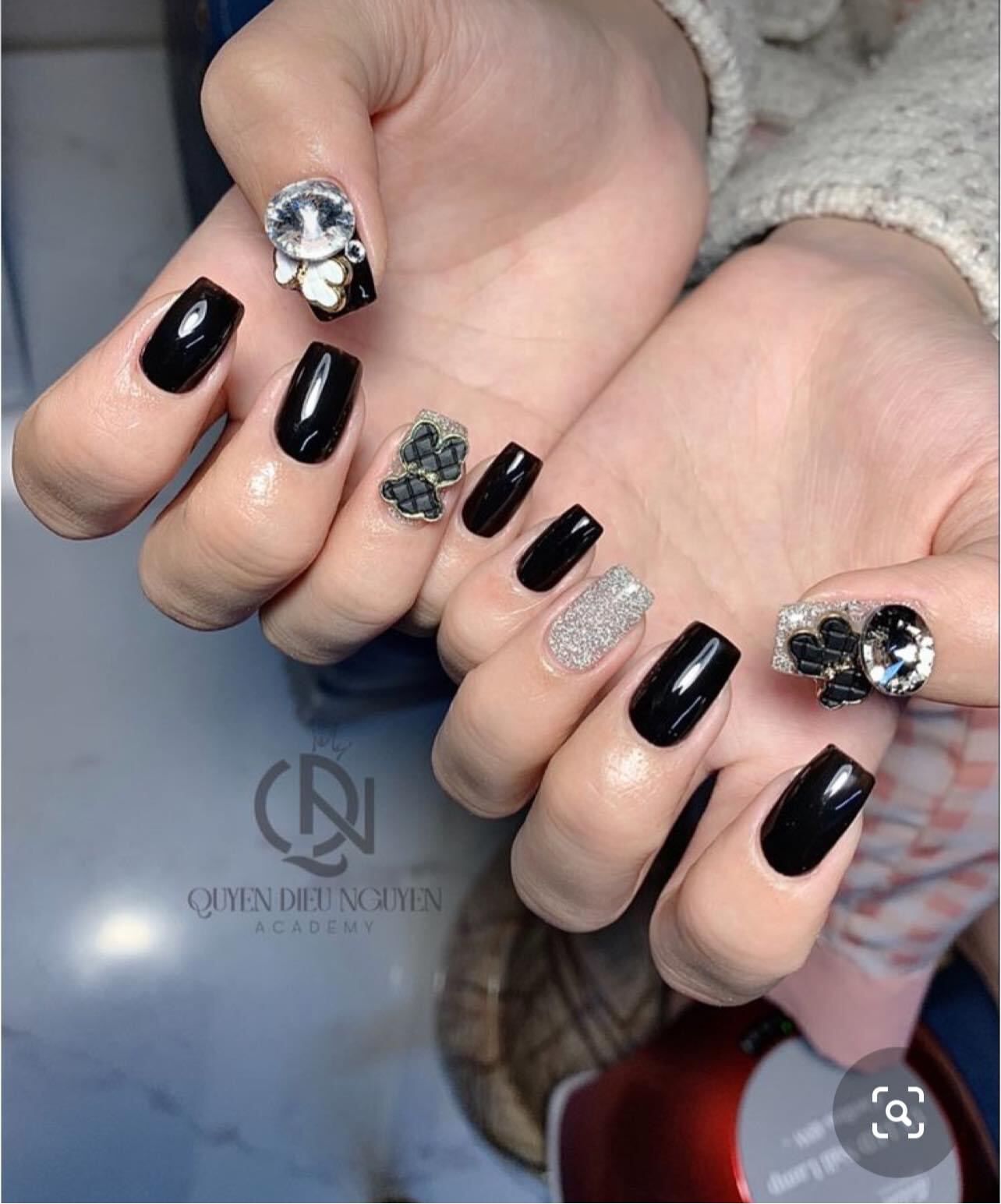Nailbox Tín đồ đen trắng cho các nàng xinh