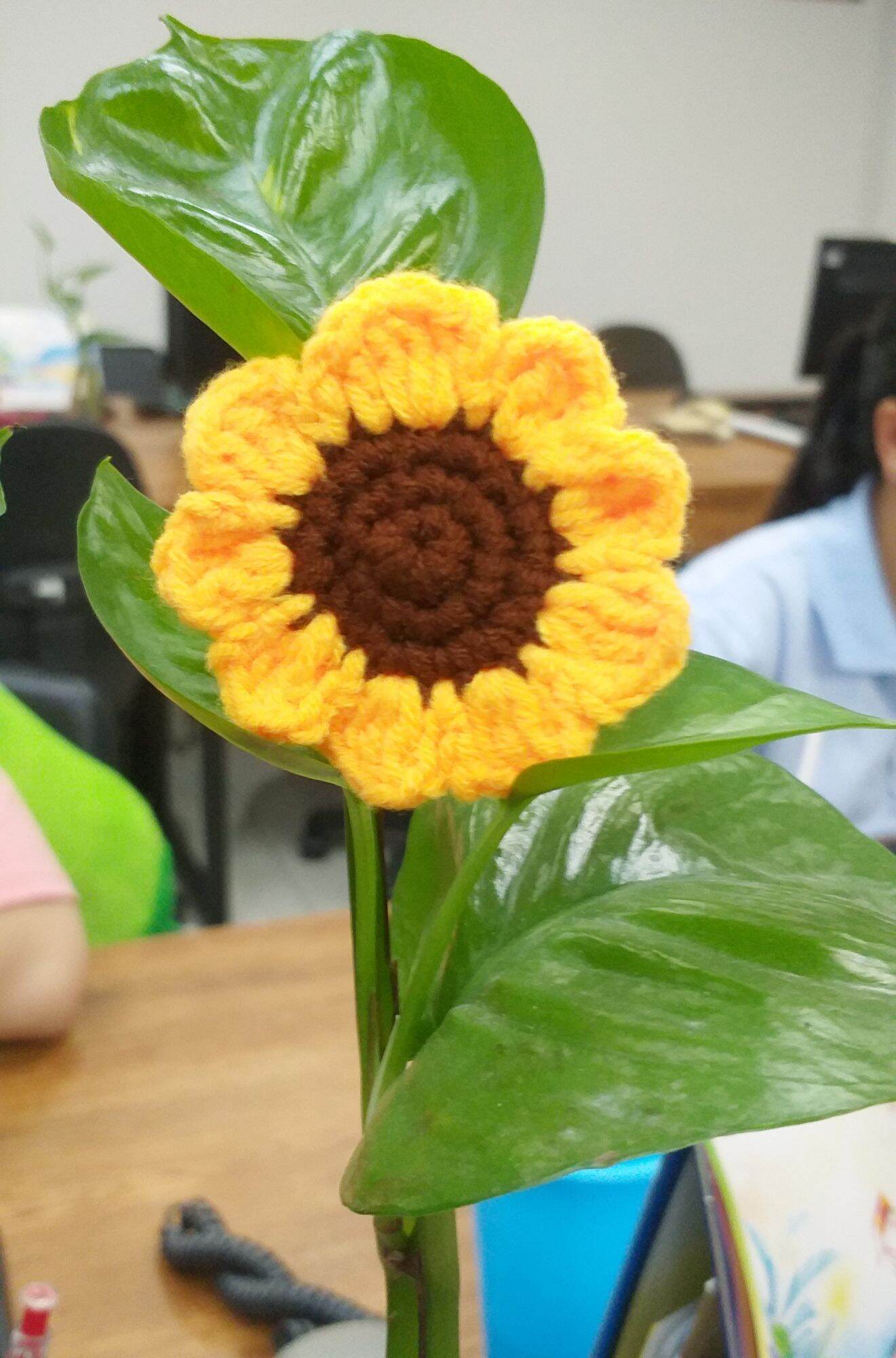 Hoa len hướng dương móc tay size 6cm . có ghim cài áo
