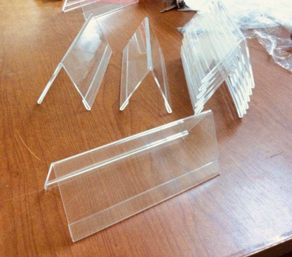 Kệ chức danh mica chữ A 8*20cm