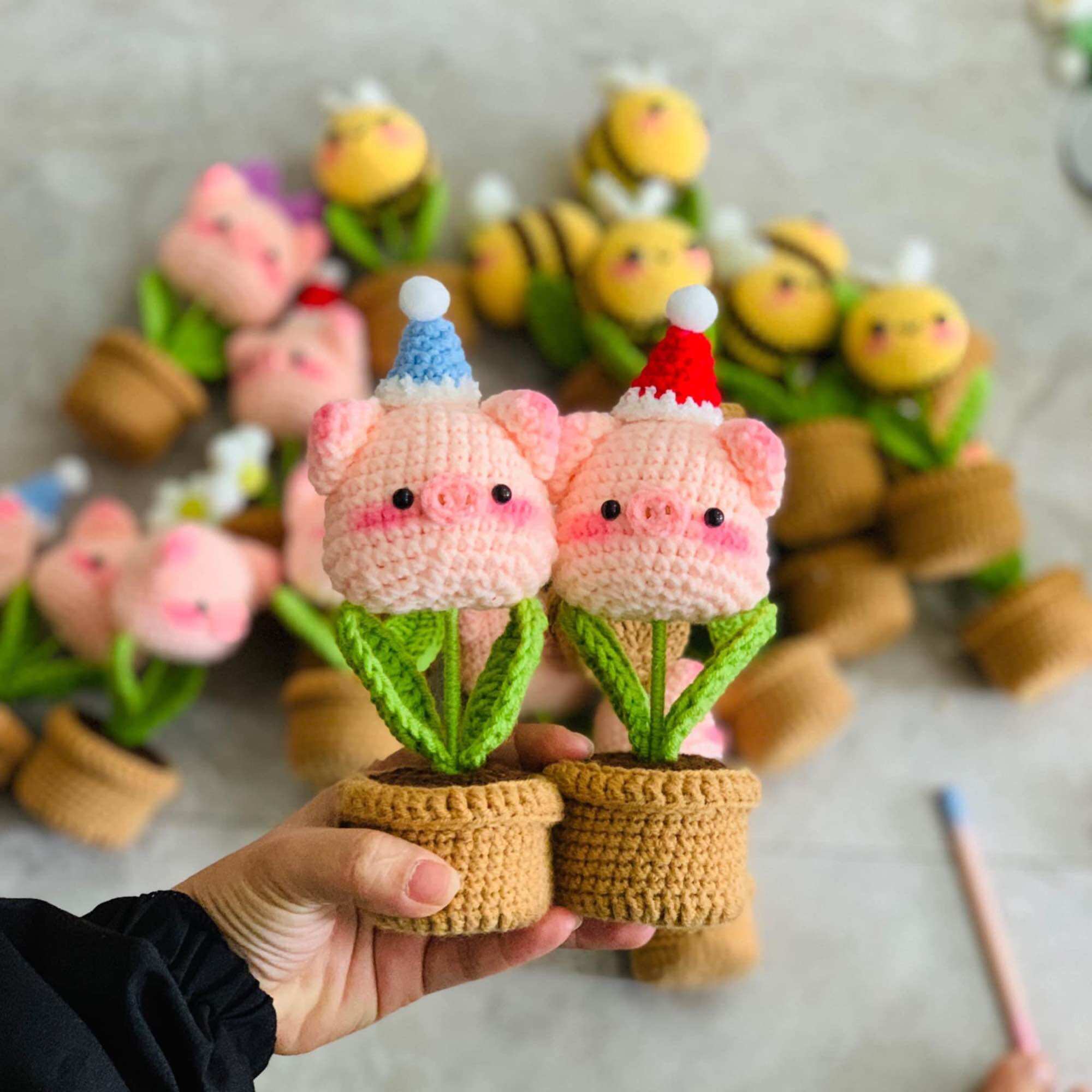 Chậu hoa len hình heo hồng đan móc