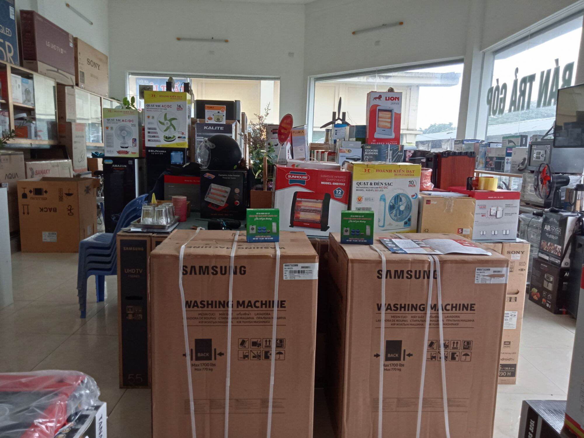 TRI ÂN KHÁCH HÀNG ( ĐMHT GIẢM GIÁ MÁY GIẶT CỬA NGANG SAMSUNG 8KG LẠI CÒN CÓ CẢ QUÀ 20/10. ĐÁNH BAY MỌI VẾT BẨN CHỈ VỚI 1 CHẠM chính hãng