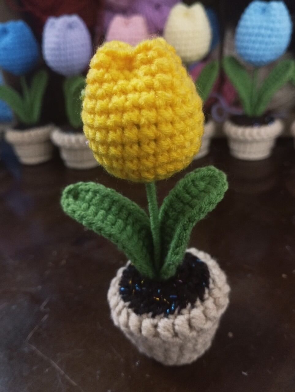 Chậu hoa tulip mini bằng len handmade