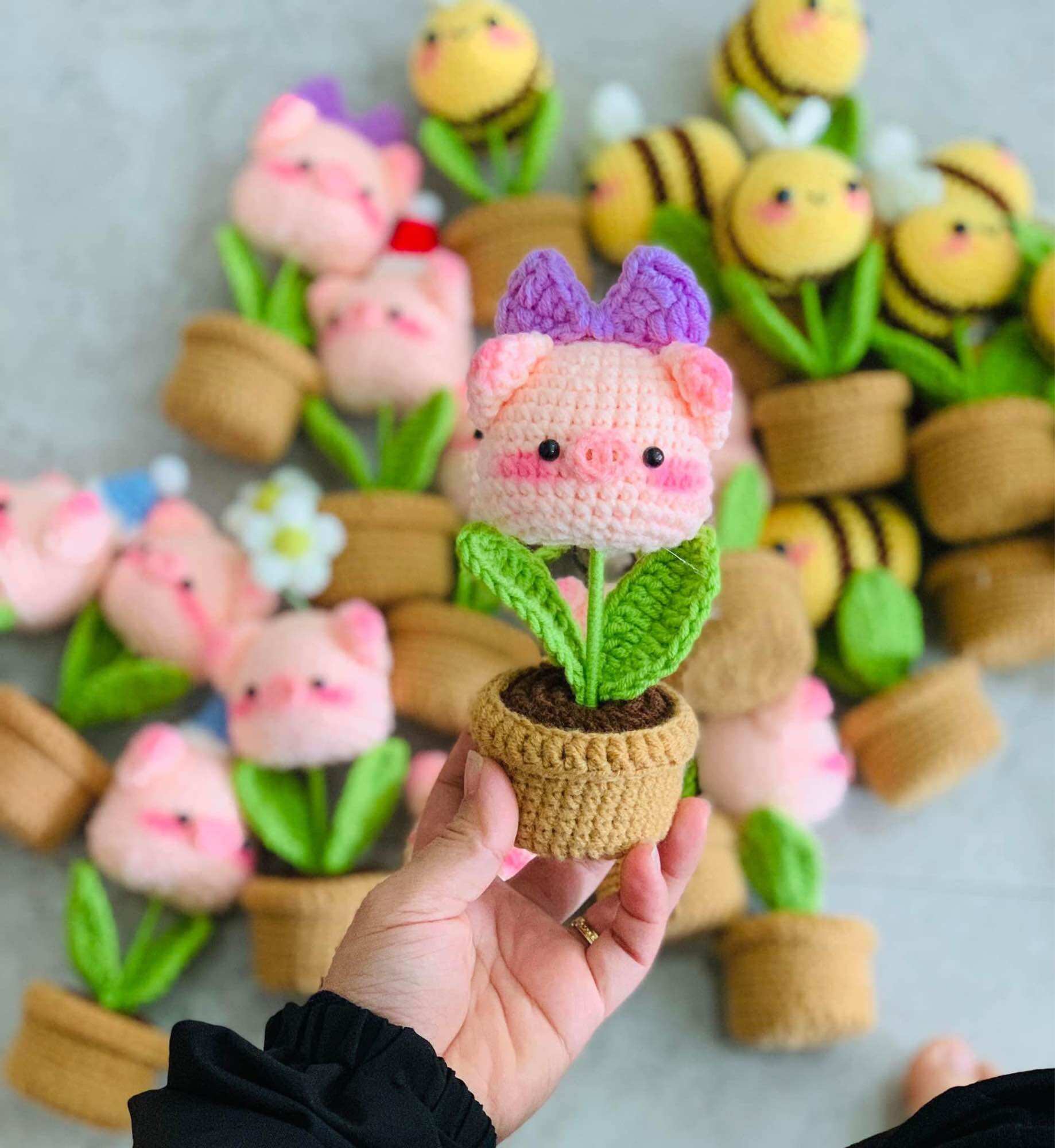 Chậu hoa len hình heo hồng đan móc