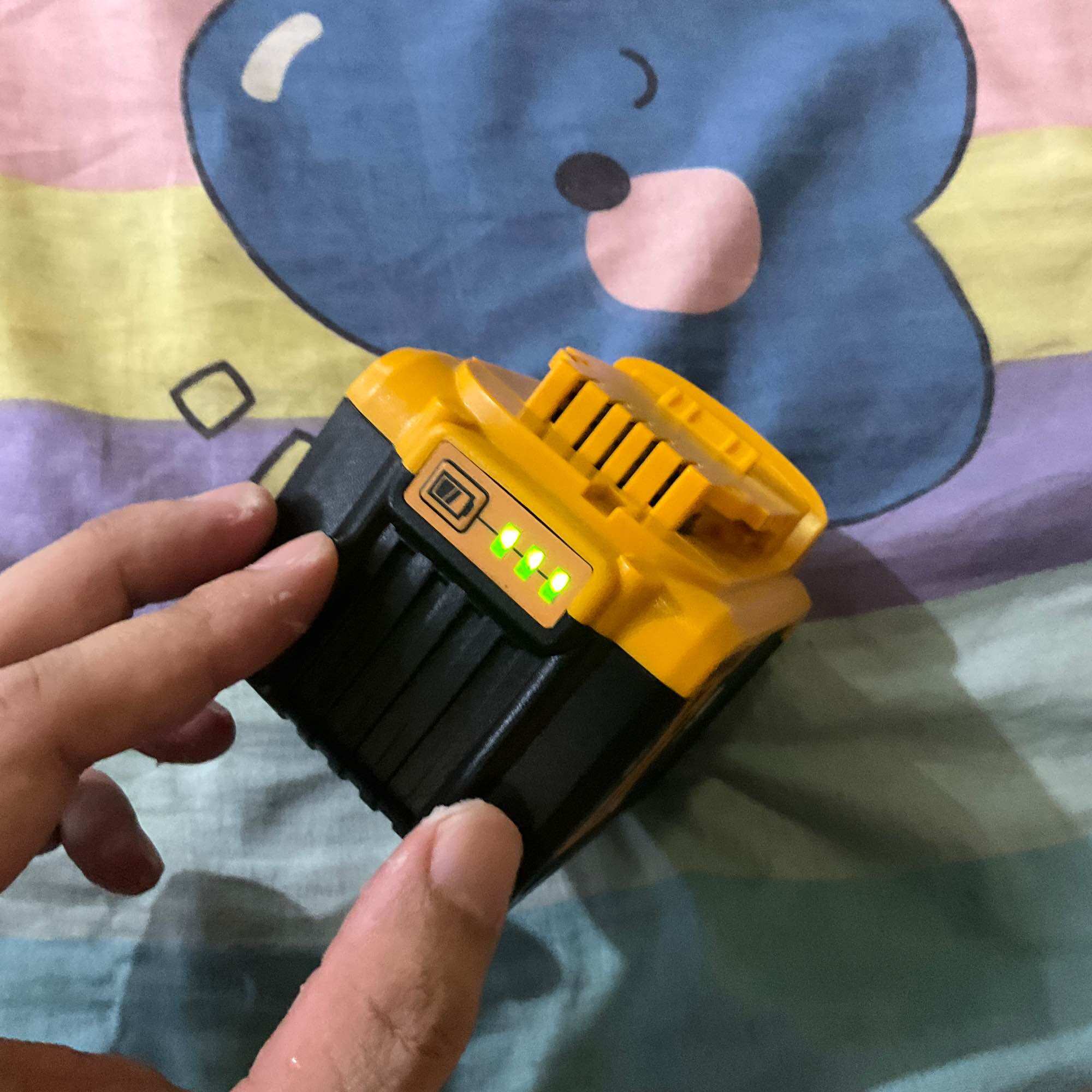 Pin dewalt 20v 9ah 15cell nhận sạc zin
