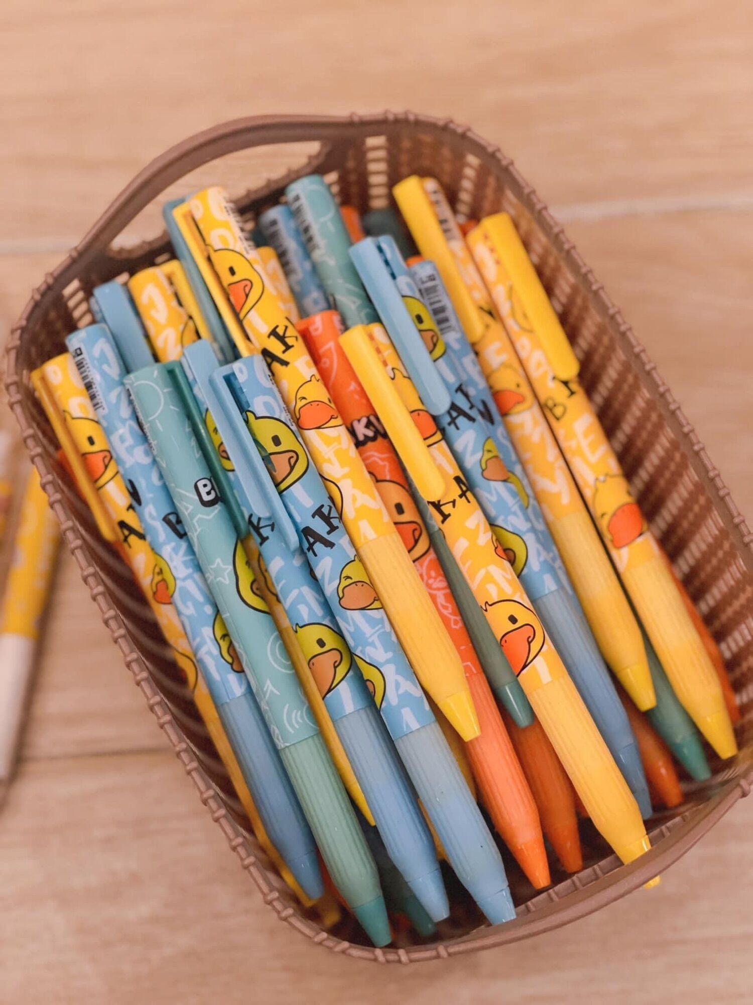 Bút bi bấm con vịt vàng