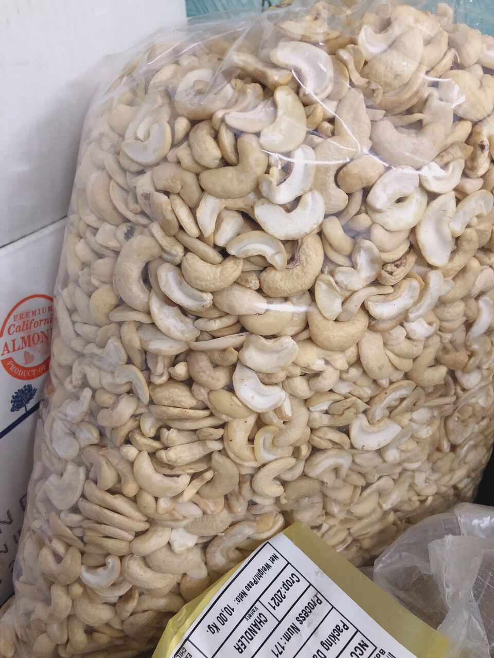 Hạt Điều sống bể đôi bóc vỏ lụa 200gram, 500gram, làm sữa hạt