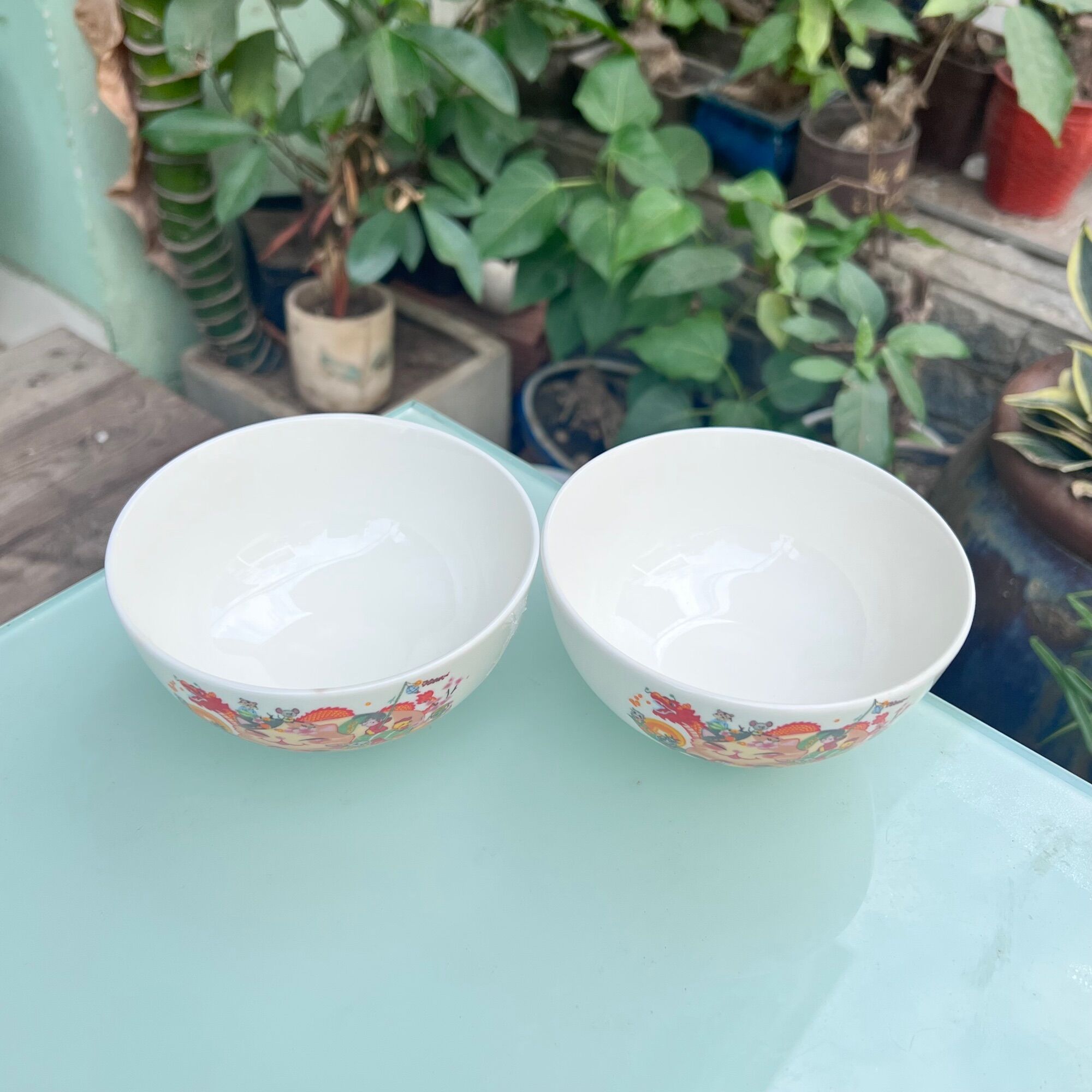Hộp 2 cái chén sứ hoa văn