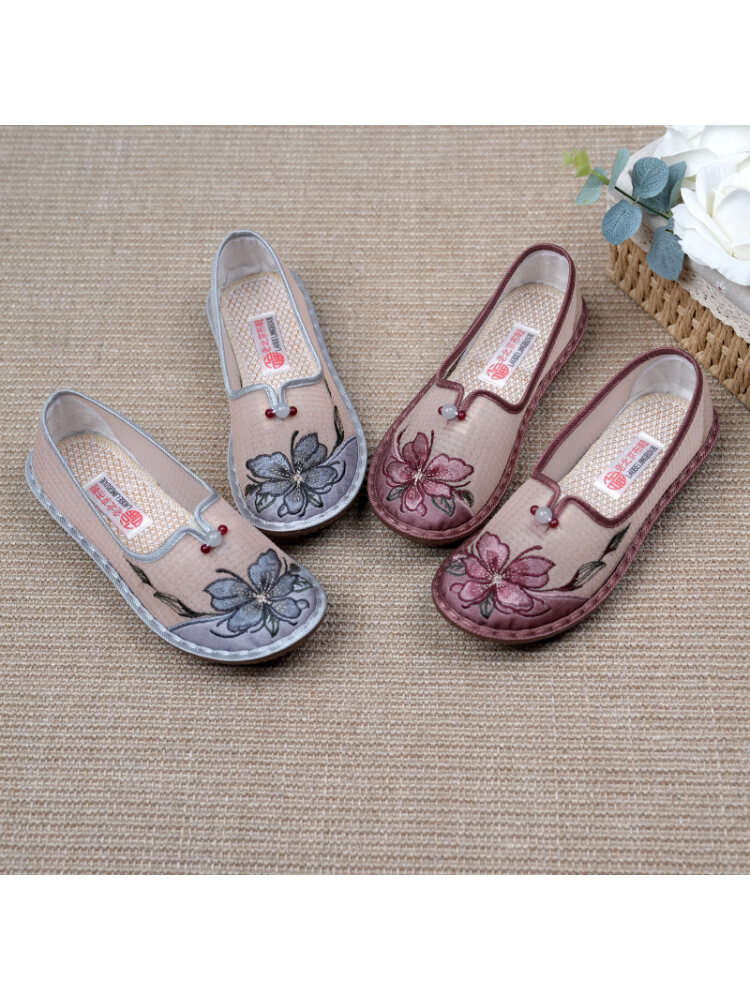  Giày Vải Bắc Kinh Cổ Mẫu Mới Mùa Hè 2024 Giày Thêu Hoa Phong Cách Dân Tộc Mặt Lưới Cho Nữ Giày Vải Trung Niên Cao Tuổi Giày Cho Mẹ Phong Cách Trung Quốc 