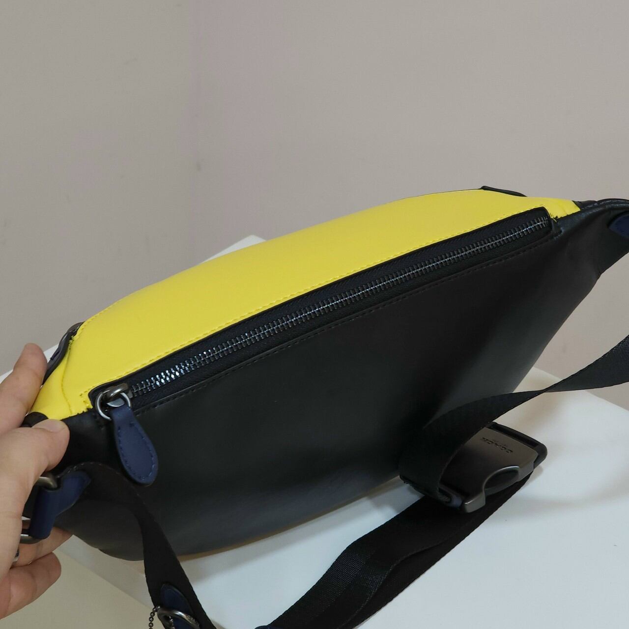 Túi bao tử C.oach for men xịn xò