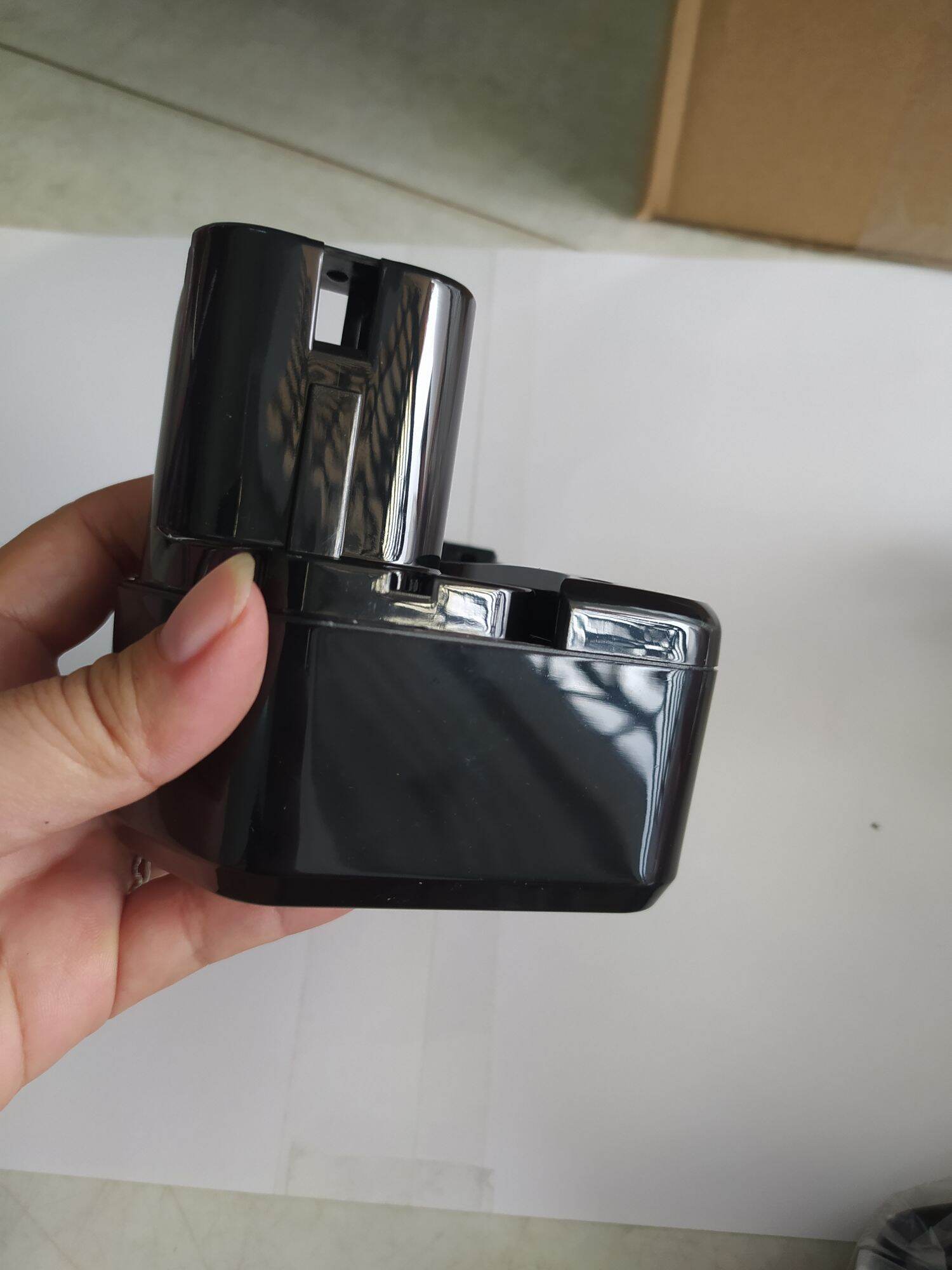 Vỏ pin Hitachi nằm 12v đầy đủ ốc vít và tem