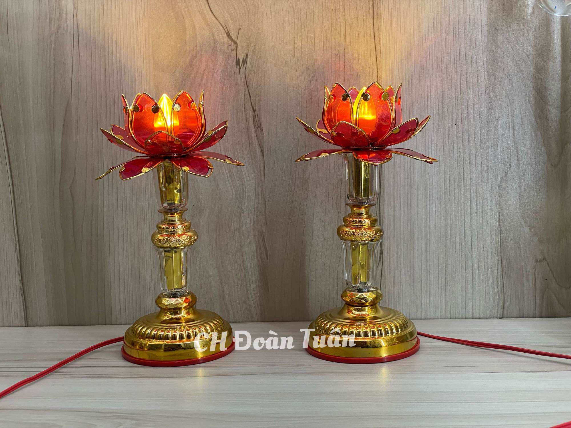 Cặp đèn hoa sen cánh đỏ - đèn bàn thờ hoa sen sử dụng bóng ớt cao 26cm