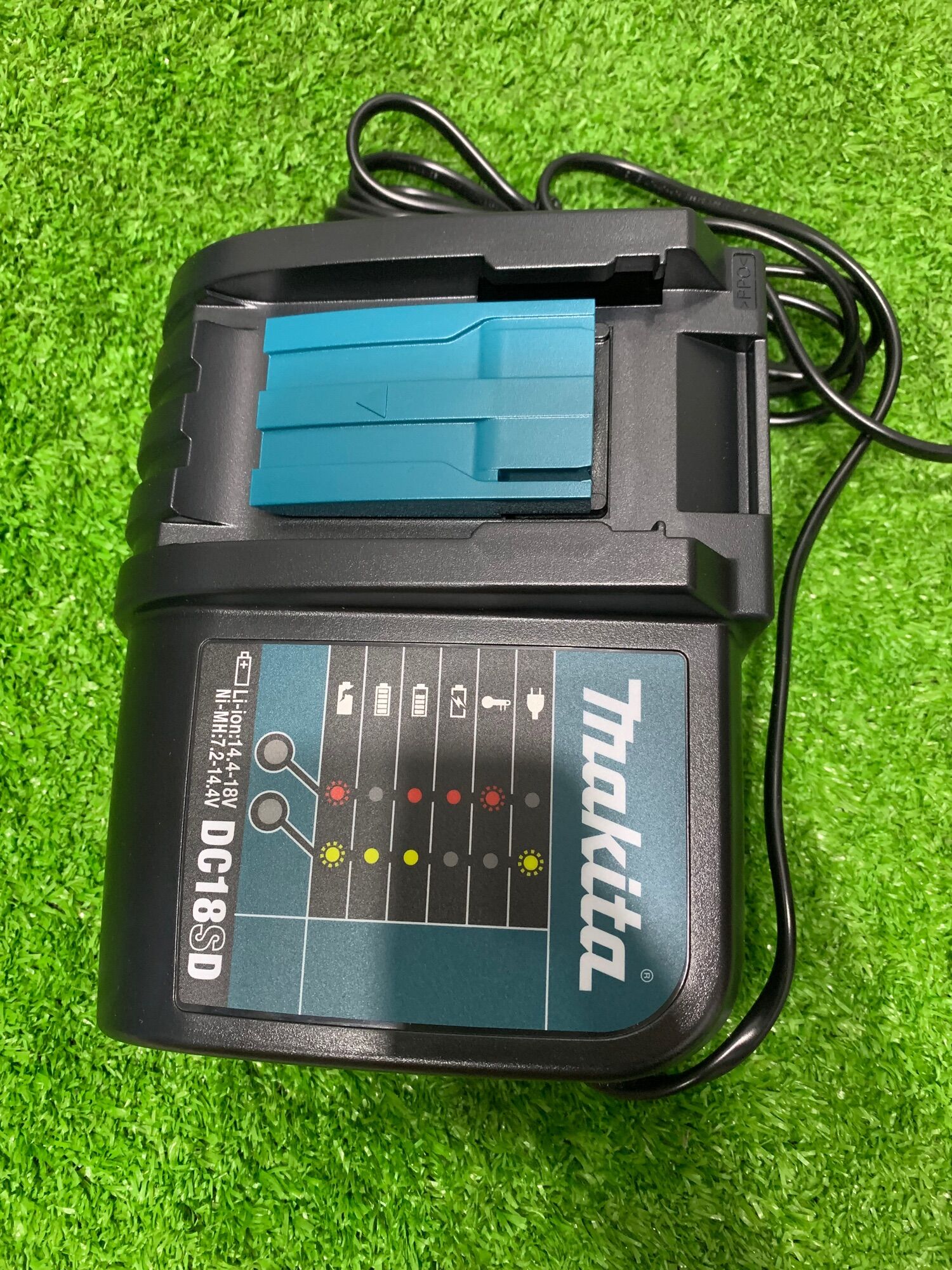 Sạc makita 18v chính hãng việt nam sử dụng điện 220v Lh:0938310677 duy
