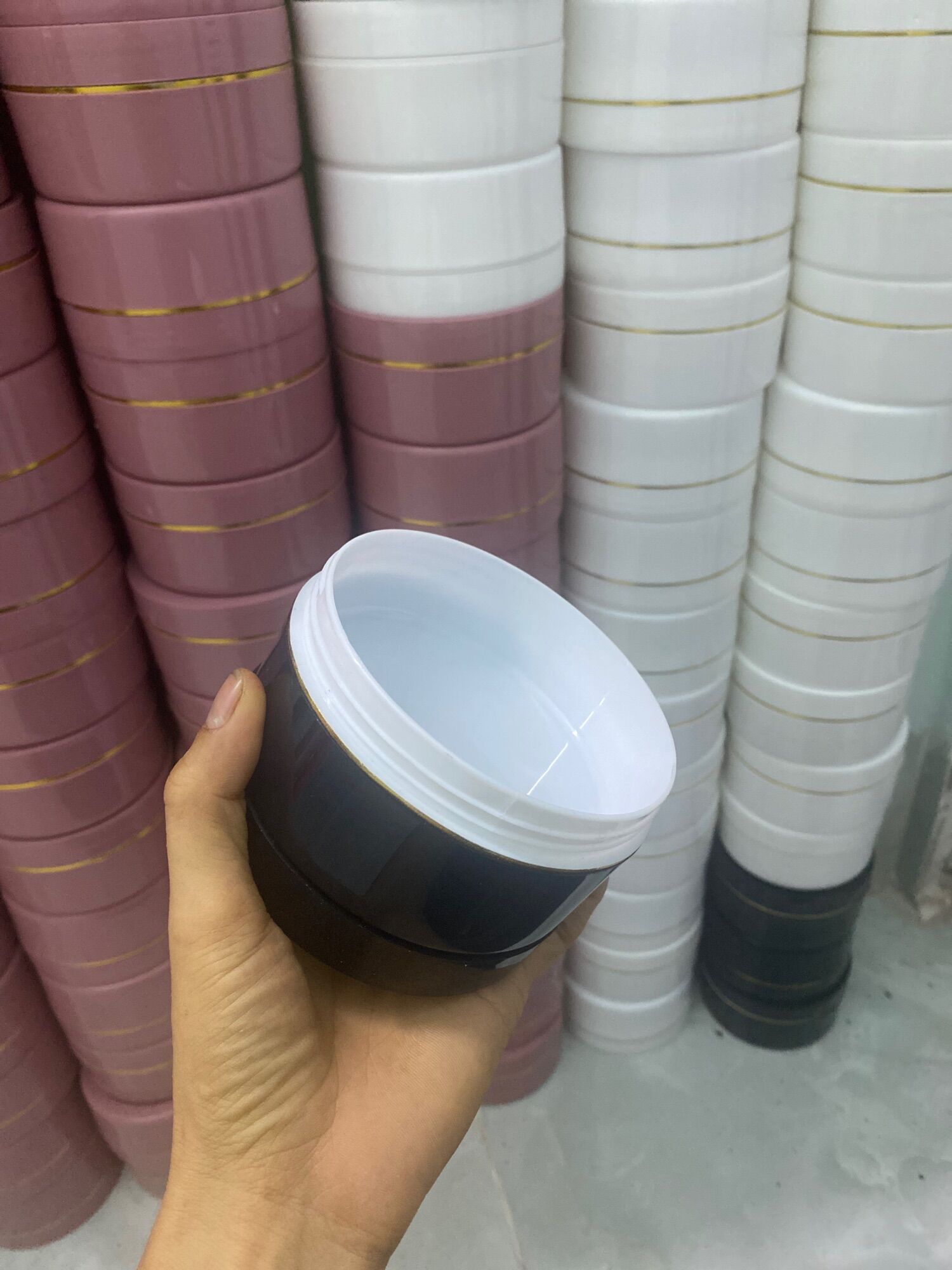 Hủ 200gr màu đen có viền