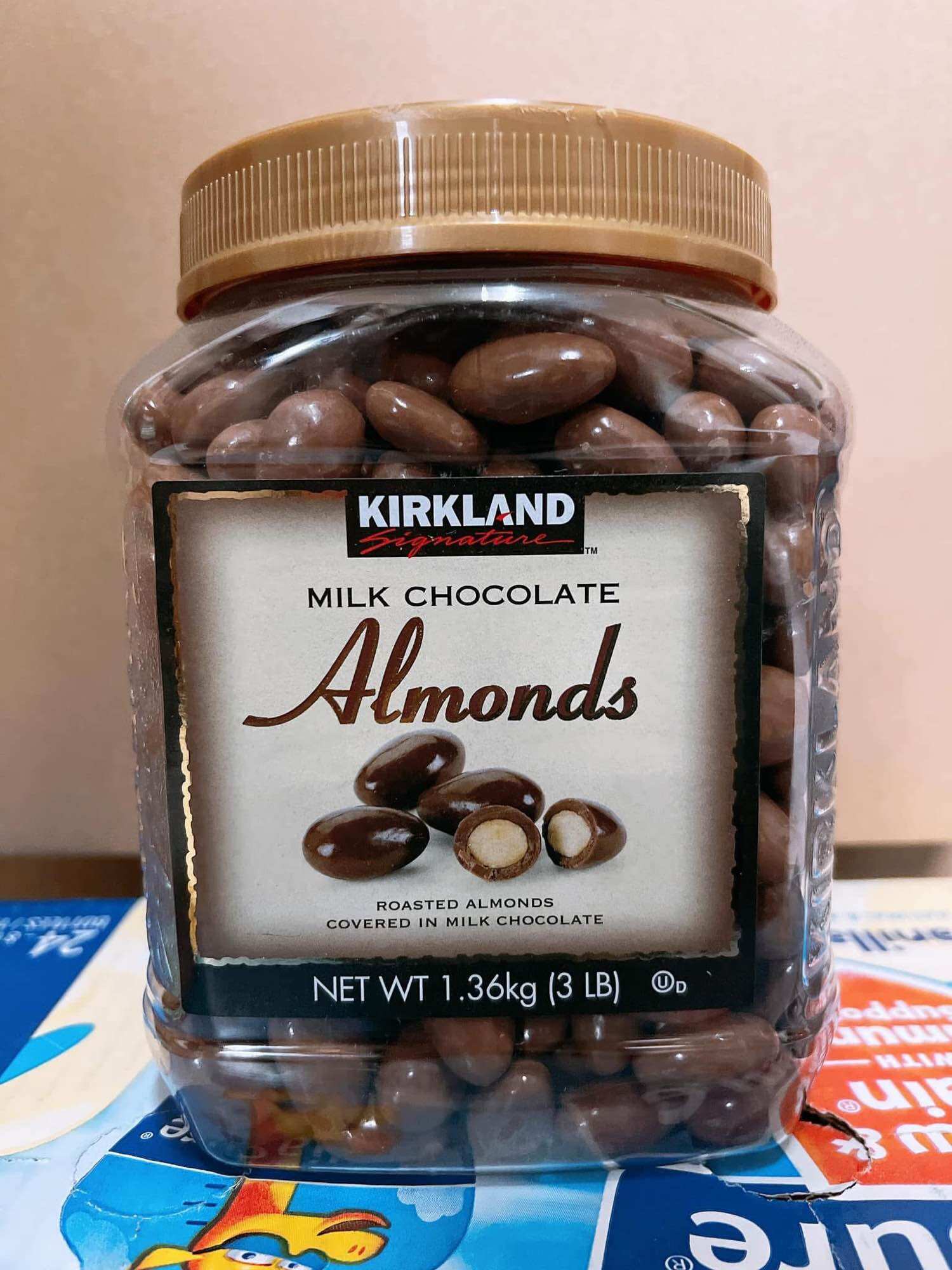 [ Date 10/ 2026 ] Socola hạnh nhân Kirkland Signature Milk Chocolate Almonds 1.36kg Mỹ.