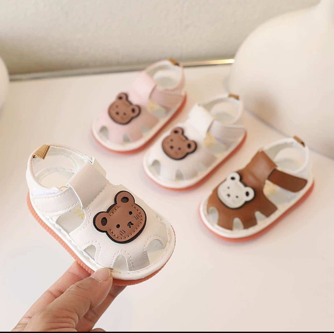 Giày tập đi đế mềm hình gấu có kèn cho bé trai, bé gái