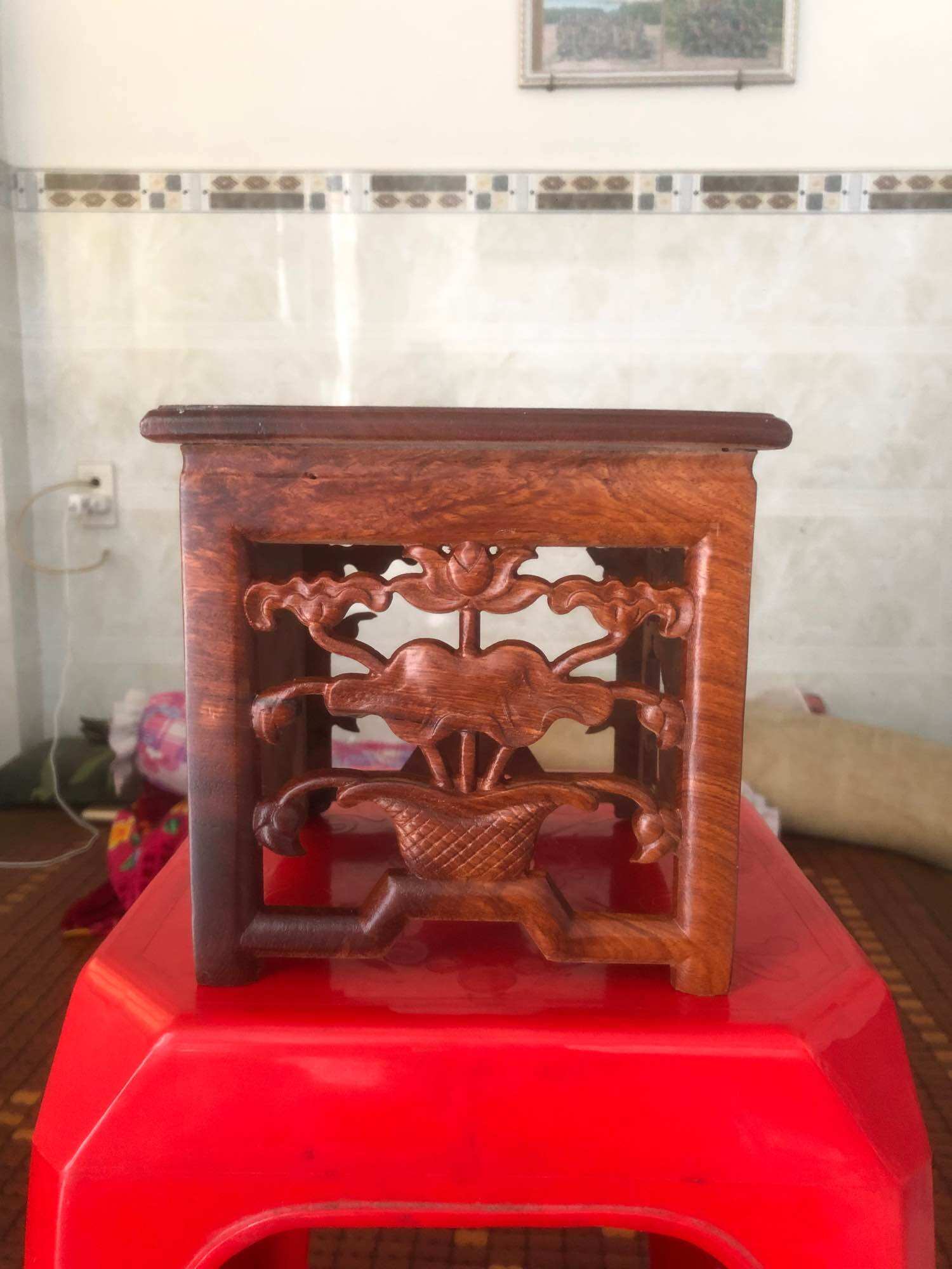 Kỷ vuông, đế bát hương, đôn gỗ hương có hoa văn