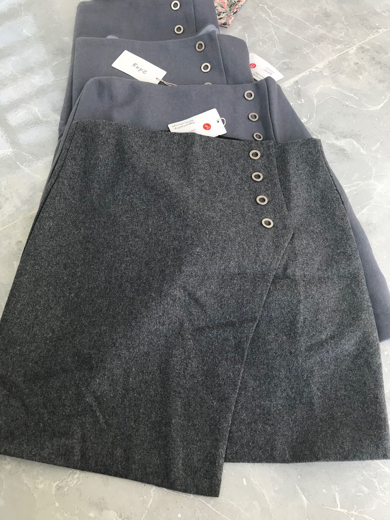 Chân váy chất nỉ màu xám đậm size S