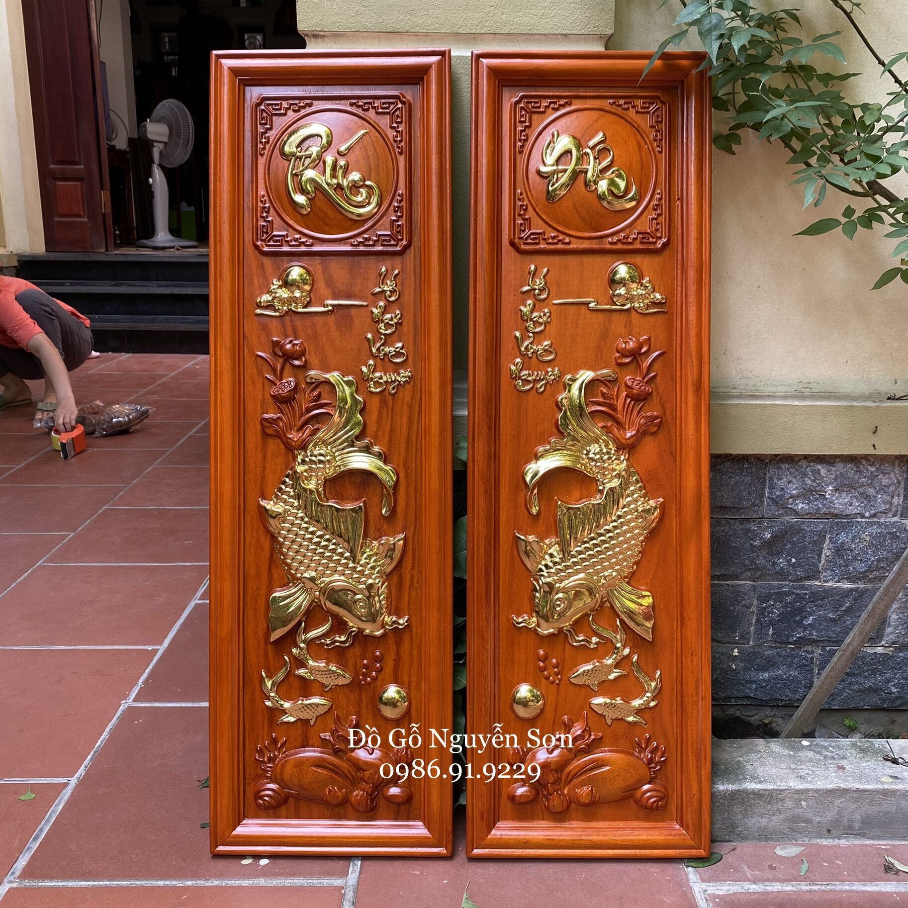 Tranh gỗ Lý Ngư Vọng Nguyệt hoàn thiện dát vàng Đài Loan cao cấp kích thước 30*.100,3cm