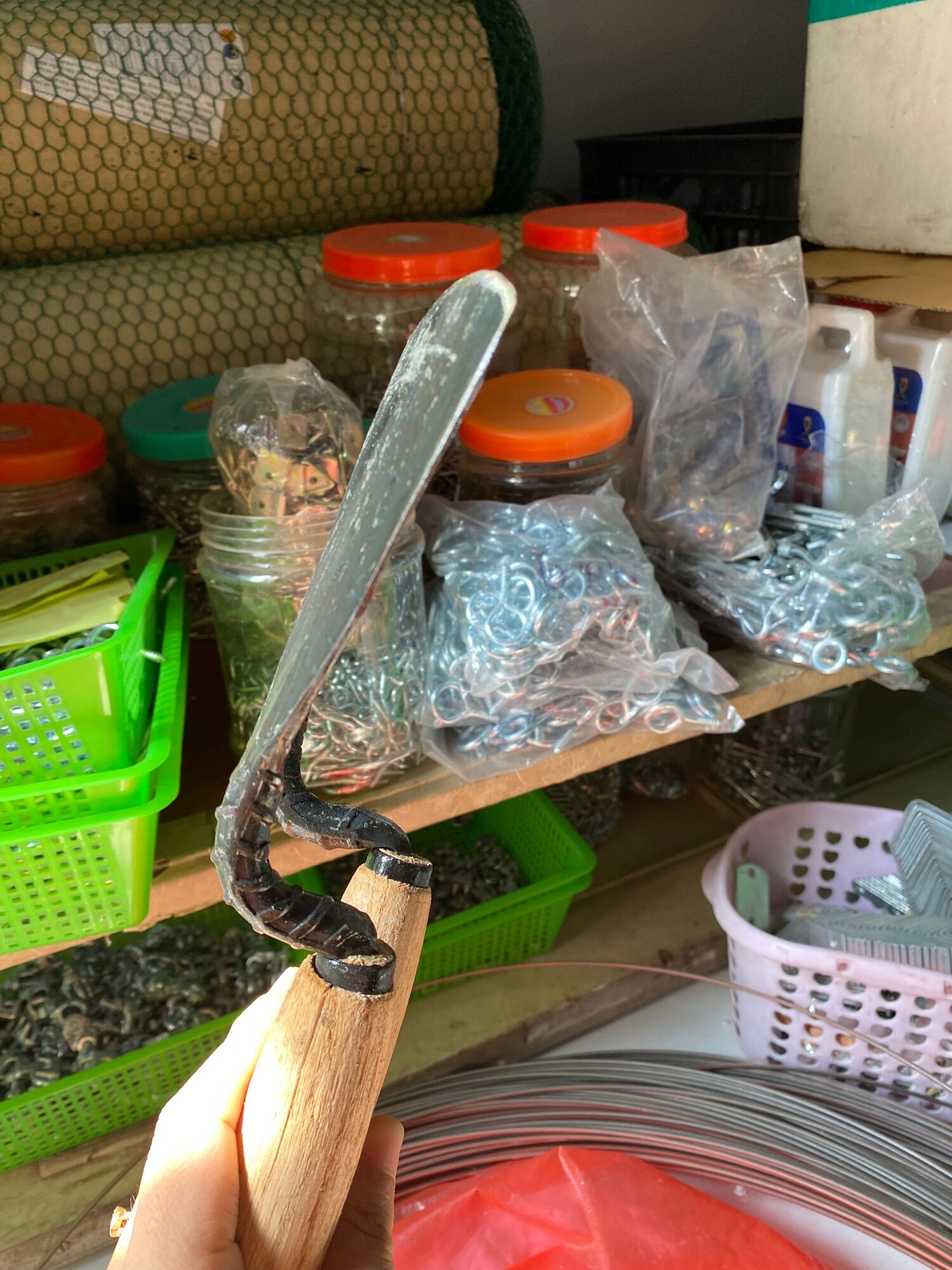 Dầm làm cỏ xới đất trồng cây lưỡi sắc bén