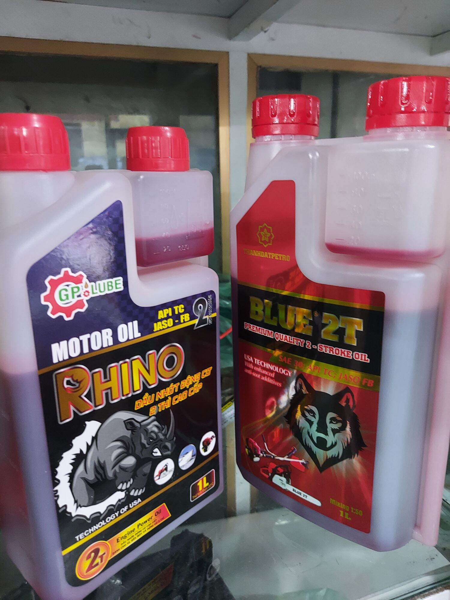 Nhớt pha xăng cho động cơ 2 thì/ máy cưa xích/ máy cắt cỏ/ máy phát cỏ/ dầu nhớt 2 thì.