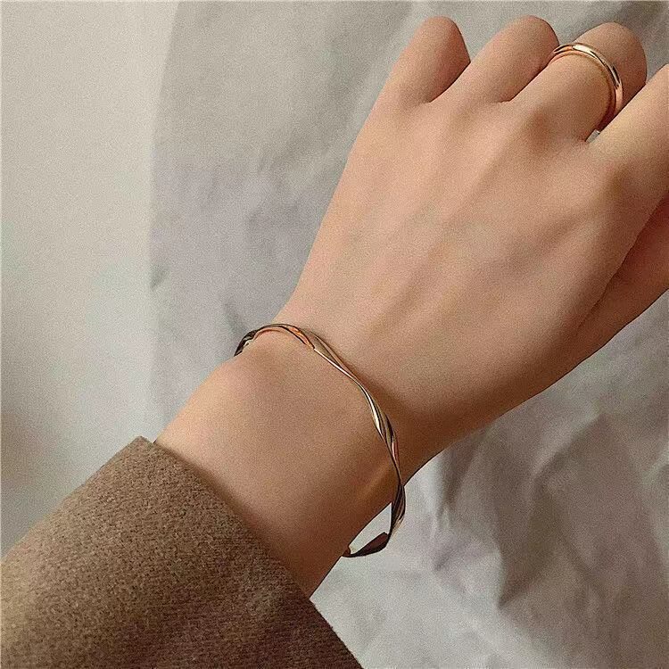 Vòng tay xoắn dạng hở
