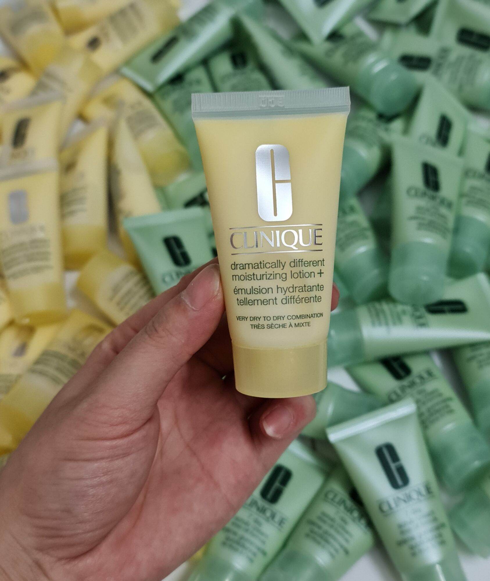 KEM DƯỠNG DA KHÔ Clinique Dramatically Different Moisturizing