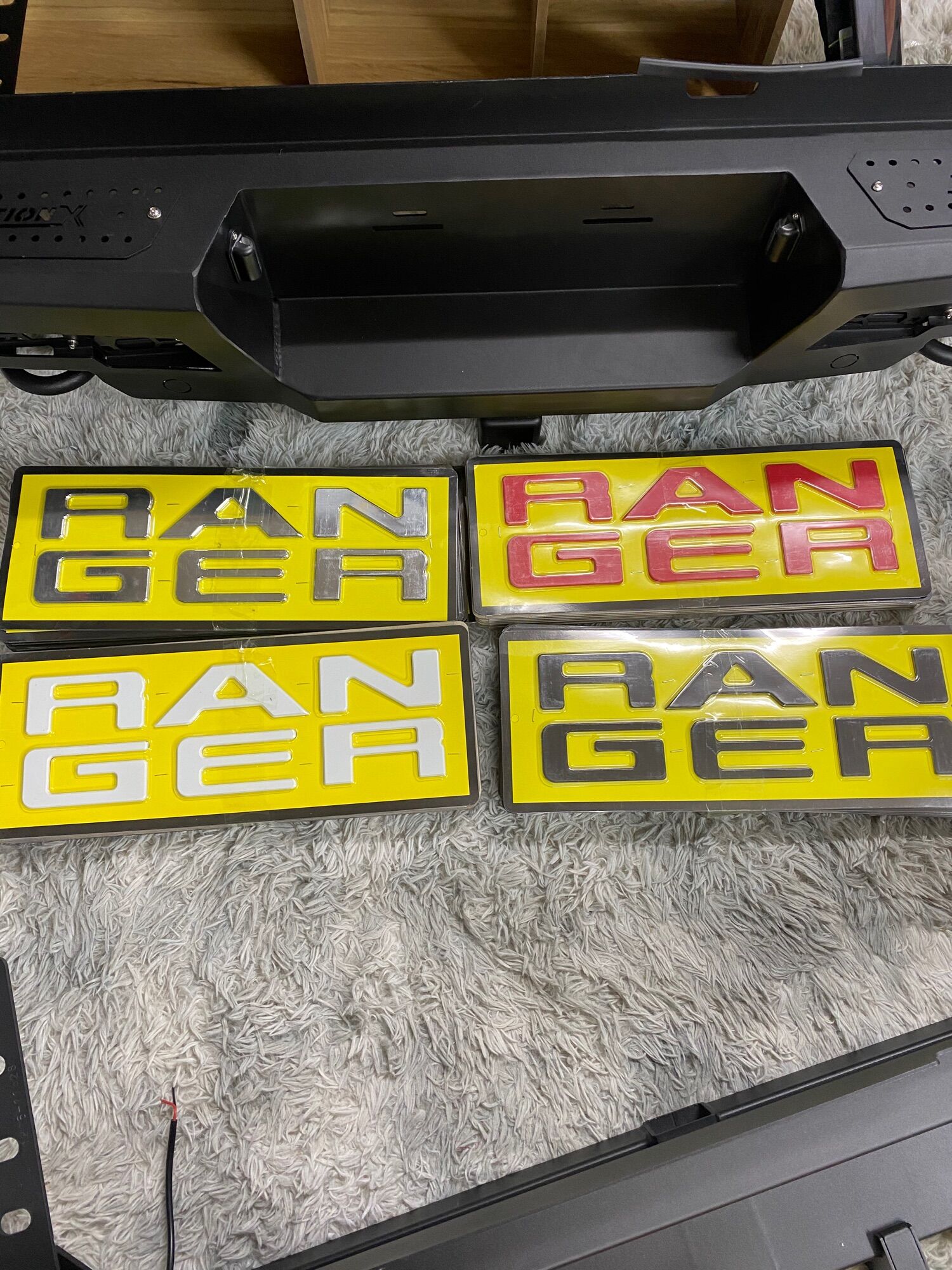 Chữ Ranger dán bửng ford ranger 2023.