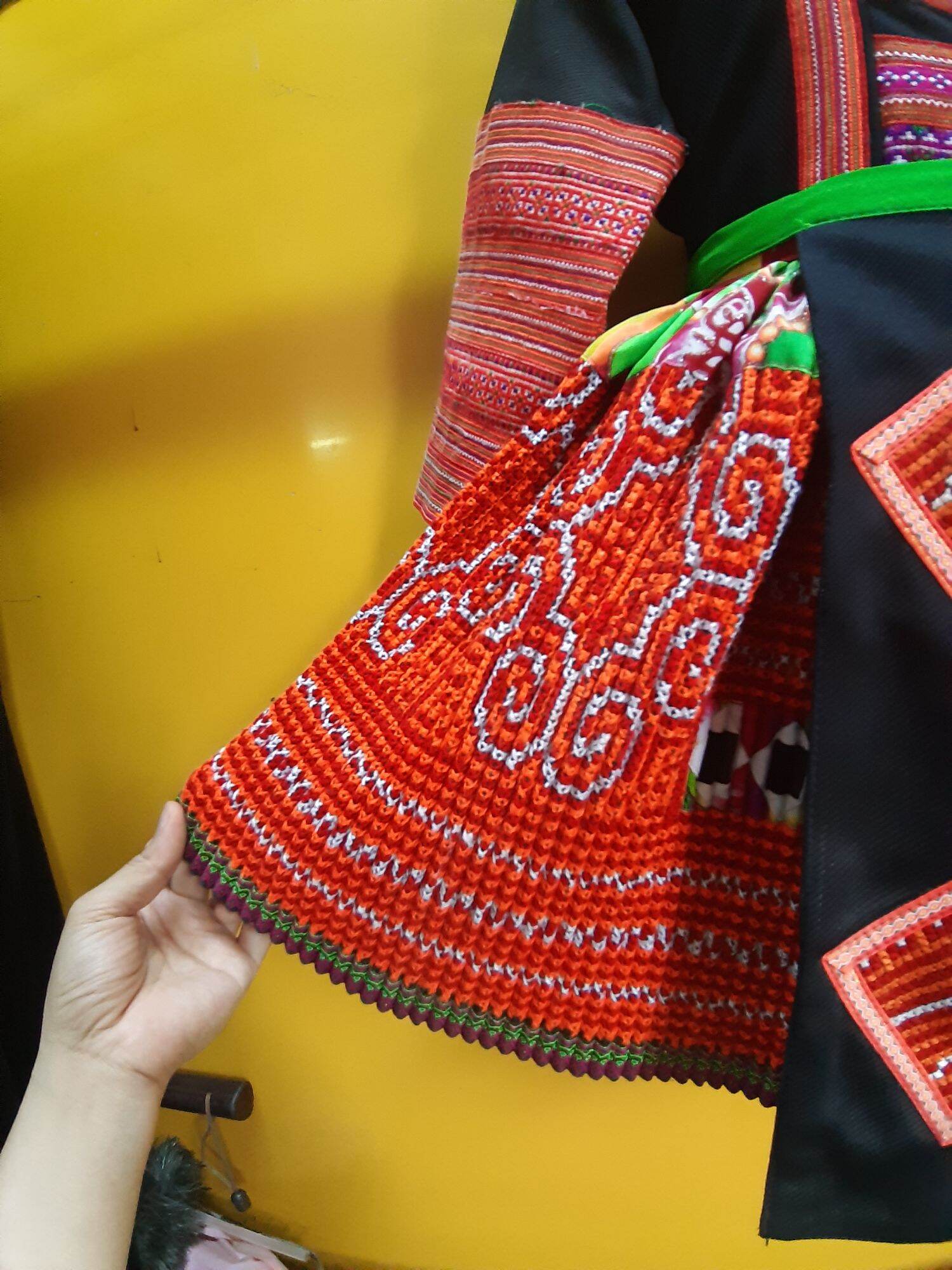 Váy Mông thêu trẻ con từ 3-6 tuổi ( 033 88 22 363)
